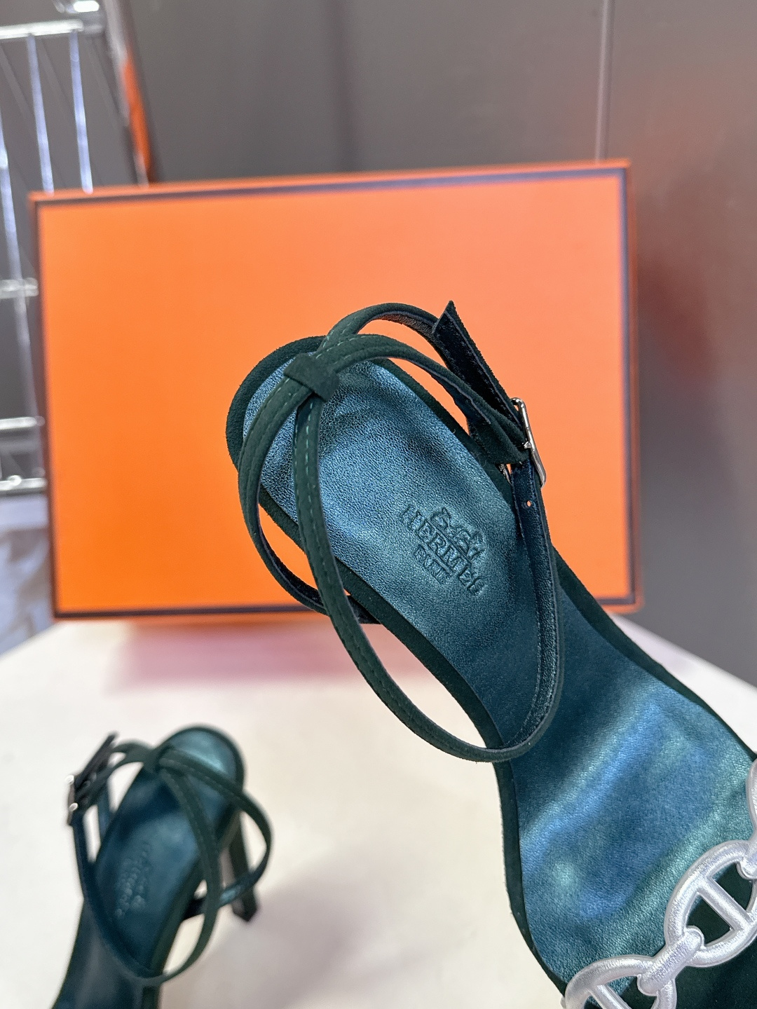 Hermes爱马仕2026春夏最新款猪鼻子高跟鞋 柜柜超难配货 经典的方头版型 搭配极具辨识度logo 