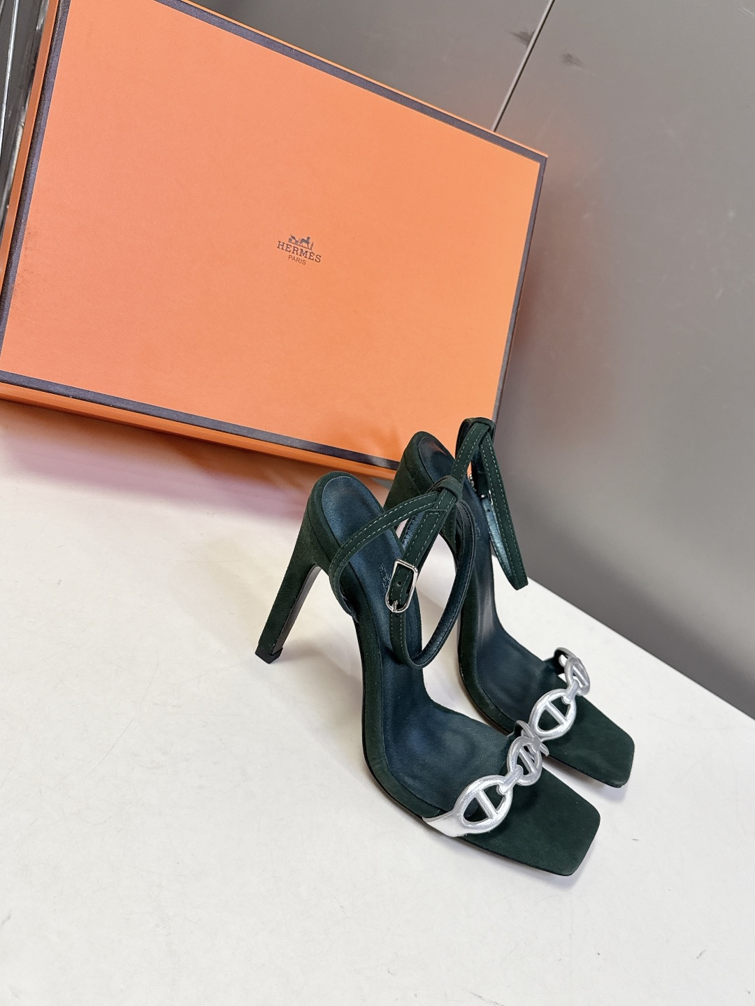 Hermes爱马仕2026春夏最新款猪鼻子高跟鞋 柜柜超难配货 经典的方头版型 搭配极具辨识度logo 