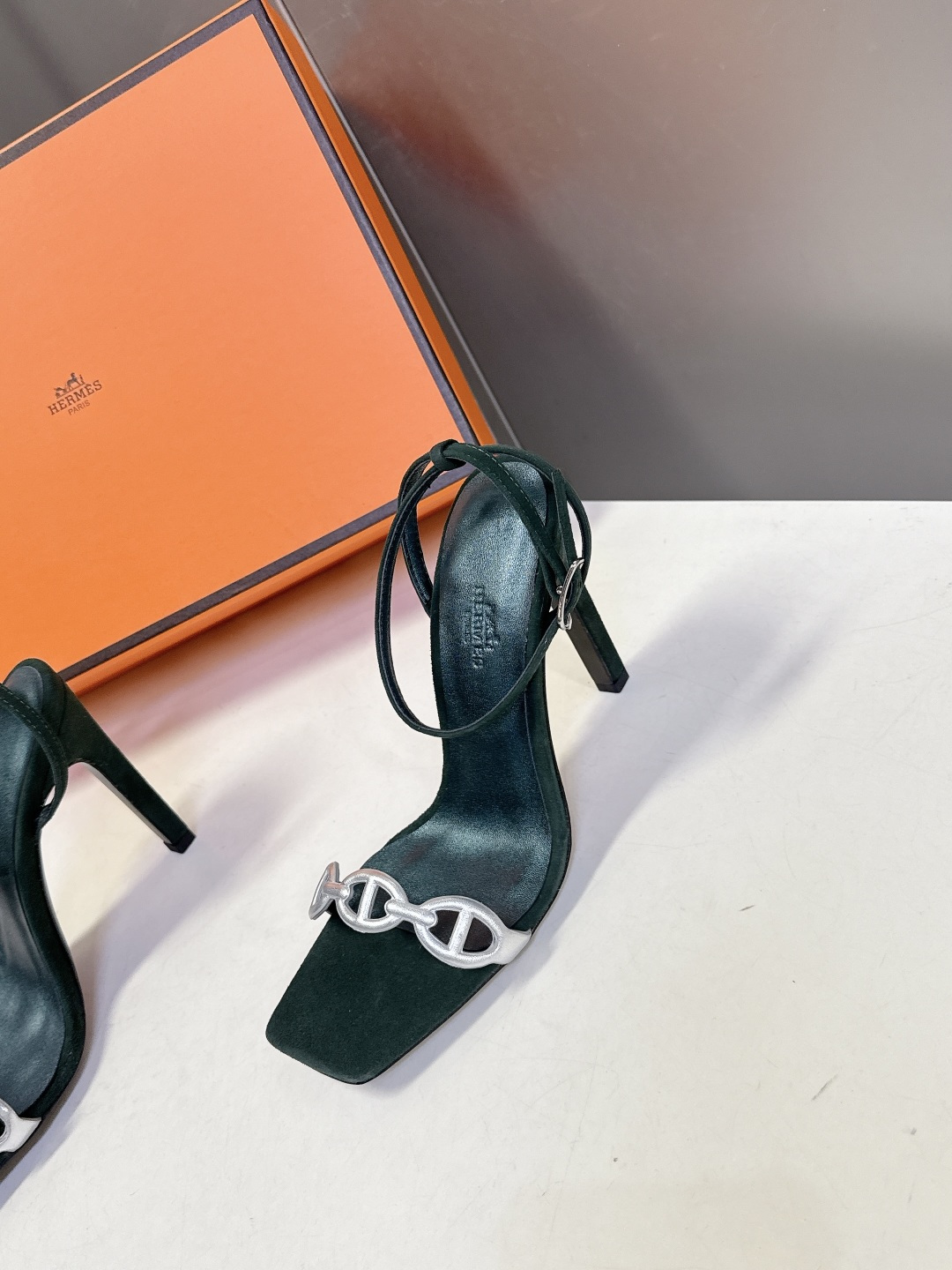 Hermes爱马仕2026春夏最新款猪鼻子高跟鞋 柜柜超难配货 经典的方头版型 搭配极具辨识度logo 