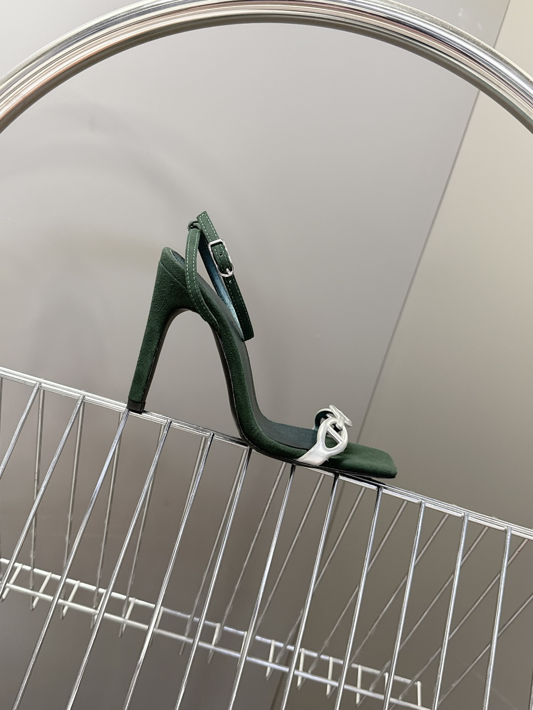 Hermes爱马仕2026春夏最新款猪鼻子高跟鞋 柜柜超难配货 经典的方头版型 搭配极具辨识度logo 