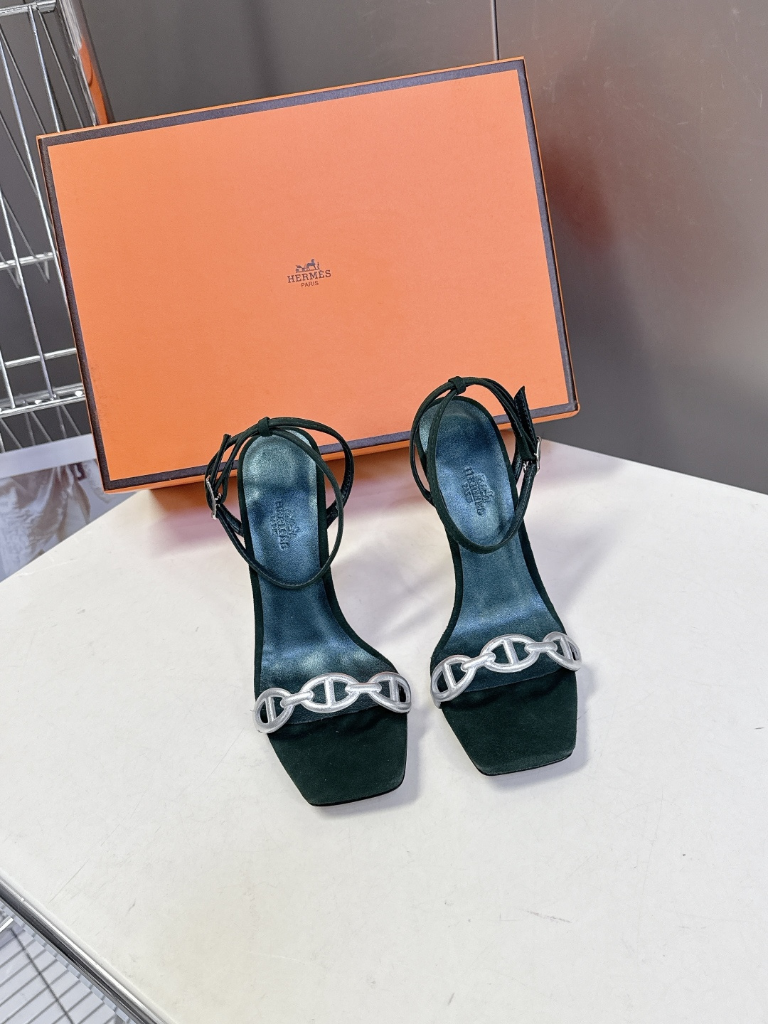 Hermes爱马仕2026春夏最新款猪鼻子高跟鞋 柜柜超难配货 经典的方头版型 搭配极具辨识度logo 