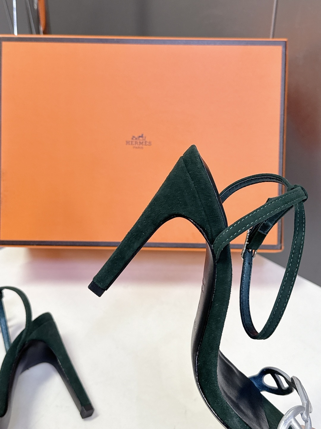 Hermes爱马仕2026春夏最新款猪鼻子高跟鞋 柜柜超难配货 经典的方头版型 搭配极具辨识度logo 