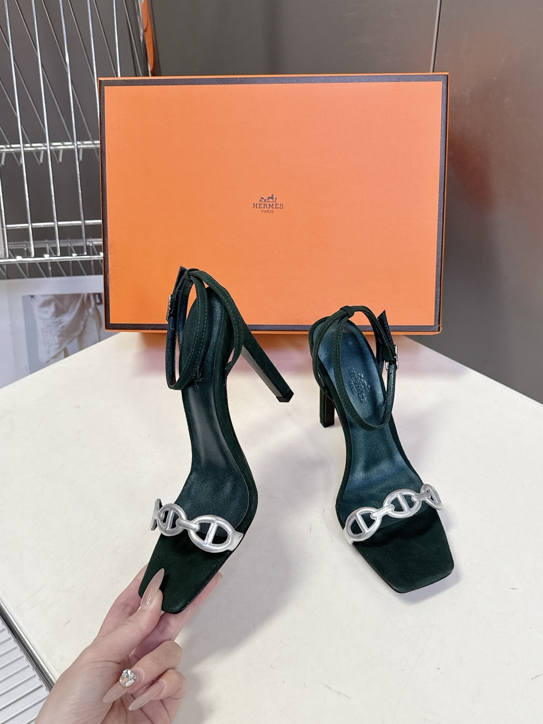 Hermes爱马仕2026春夏最新款猪鼻子高跟鞋 柜柜超难配货 经典的方头版型 搭配极具辨识度logo 