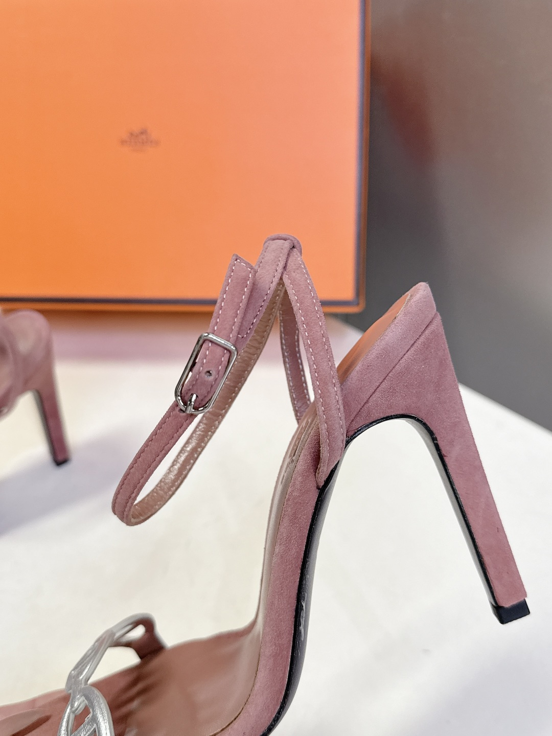 Hermes爱马仕2026春夏最新款猪鼻子高跟鞋 柜柜超难配货 经典的方头版型 搭配极具辨识度logo 