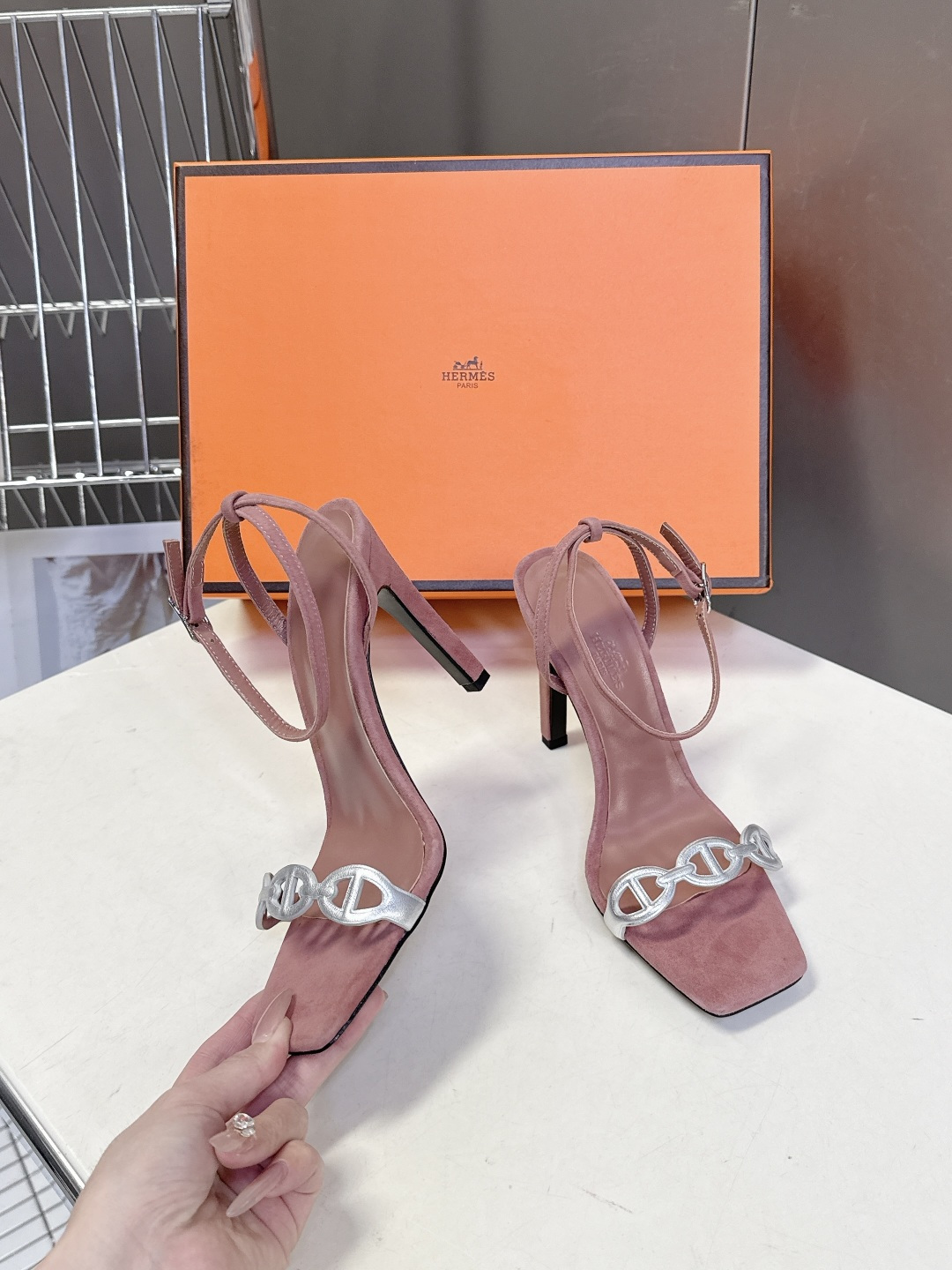 Hermes爱马仕2026春夏最新款猪鼻子高跟鞋 柜柜超难配货 经典的方头版型 搭配极具辨识度logo 
