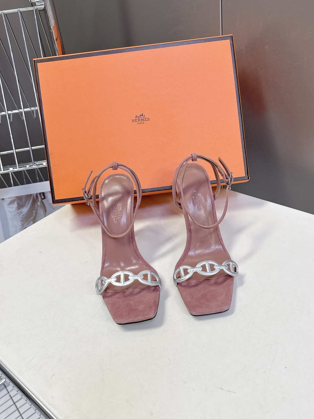 Hermes爱马仕2026春夏最新款猪鼻子高跟鞋 柜柜超难配货 经典的方头版型 搭配极具辨识度logo 