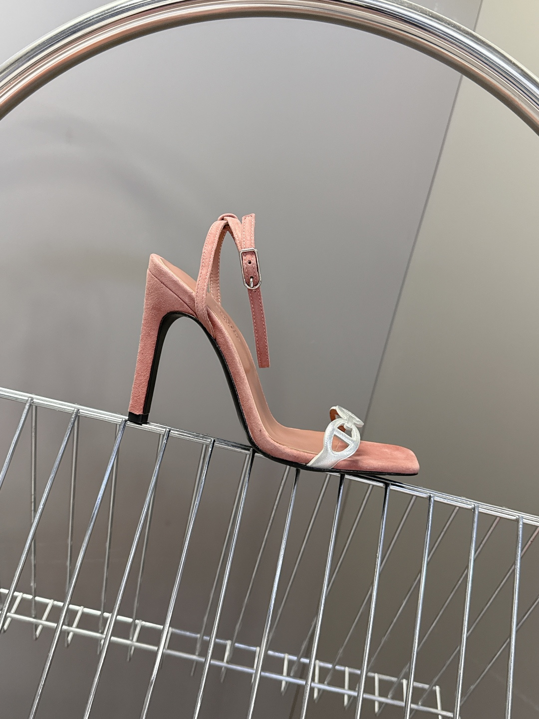 Hermes爱马仕2026春夏最新款猪鼻子高跟鞋 柜柜超难配货 经典的方头版型 搭配极具辨识度logo 