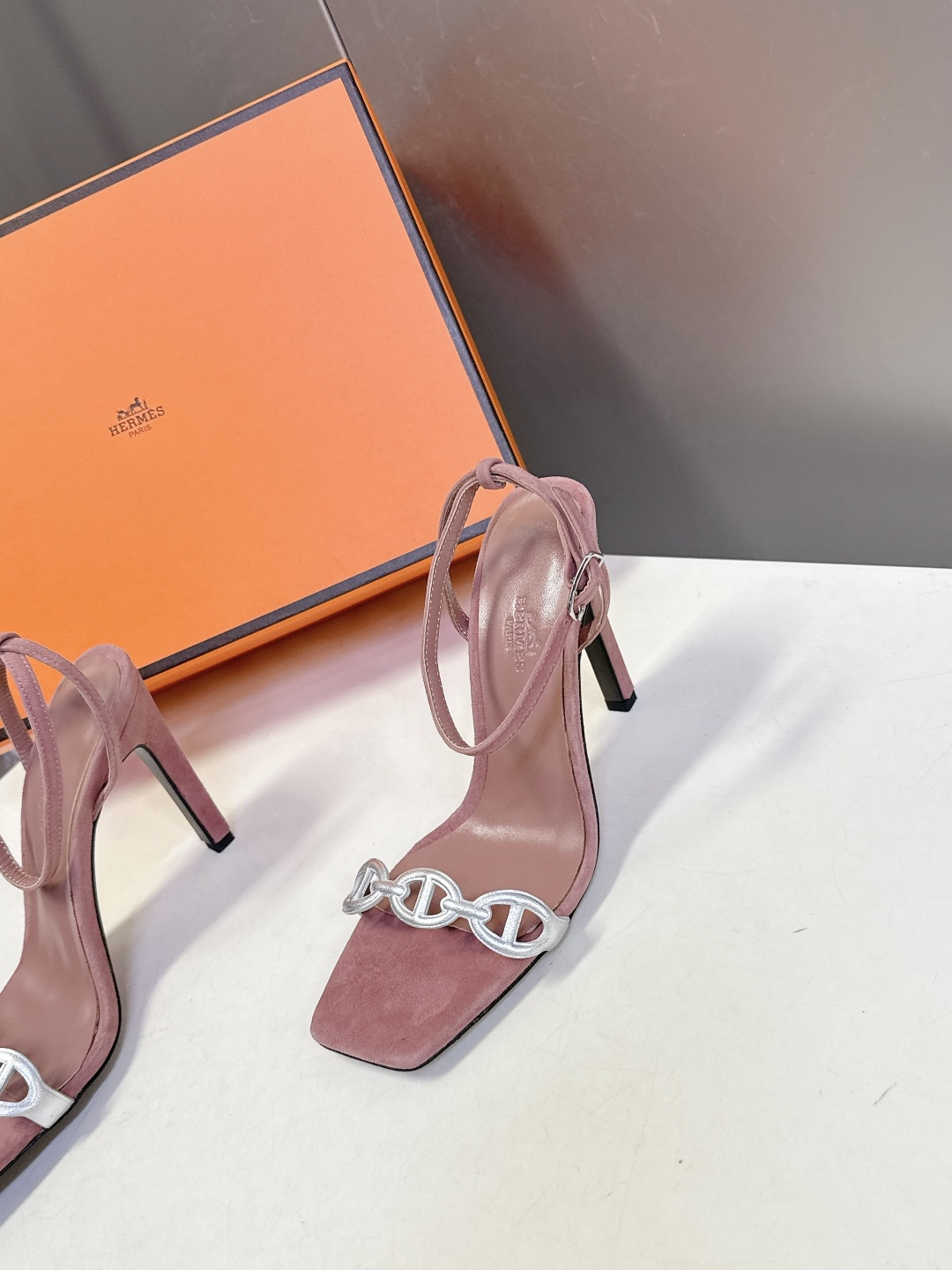 Hermes爱马仕2026春夏最新款猪鼻子高跟鞋 柜柜超难配货 经典的方头版型 搭配极具辨识度logo 