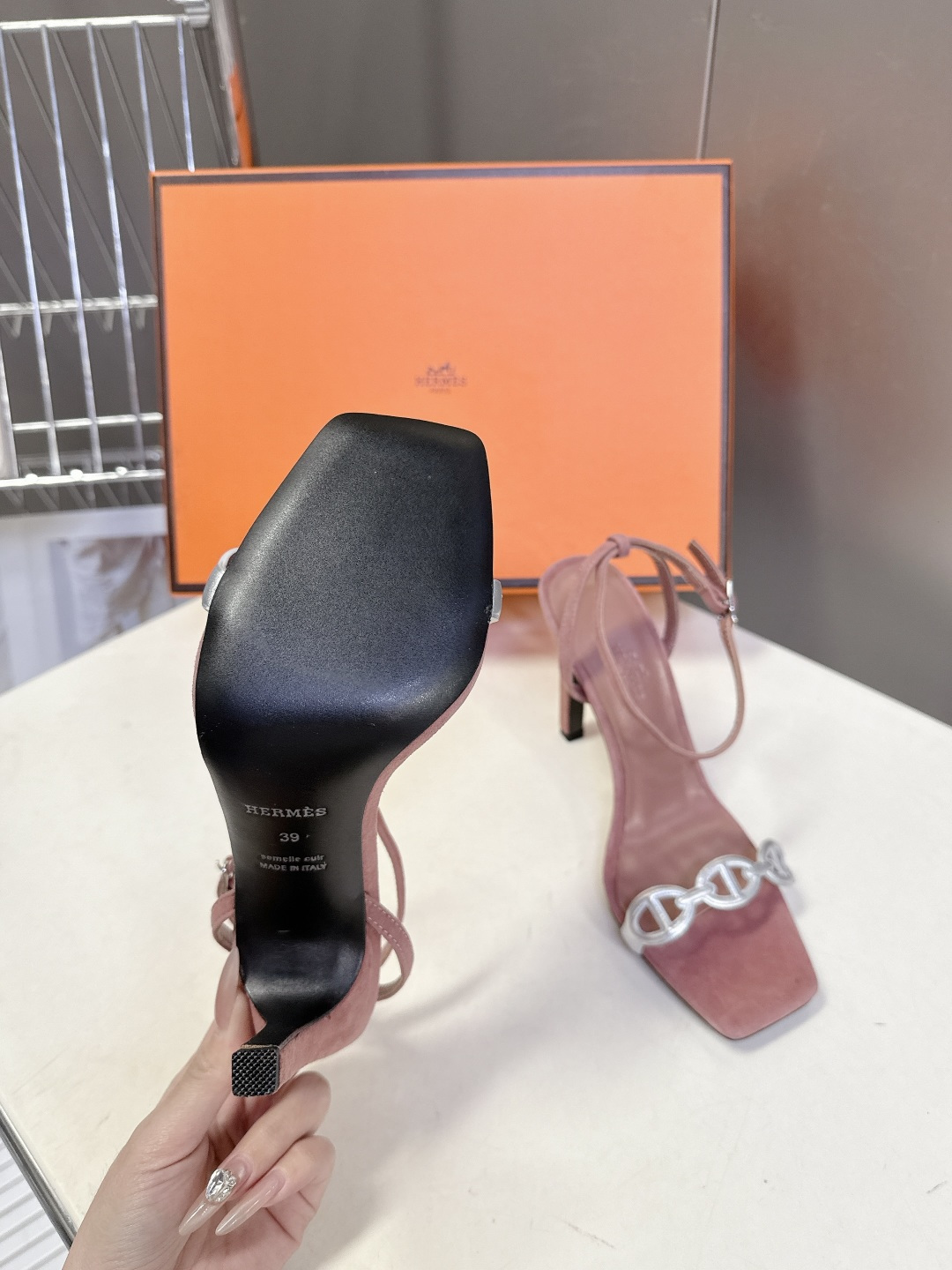 Hermes爱马仕2026春夏最新款猪鼻子高跟鞋 柜柜超难配货 经典的方头版型 搭配极具辨识度logo 