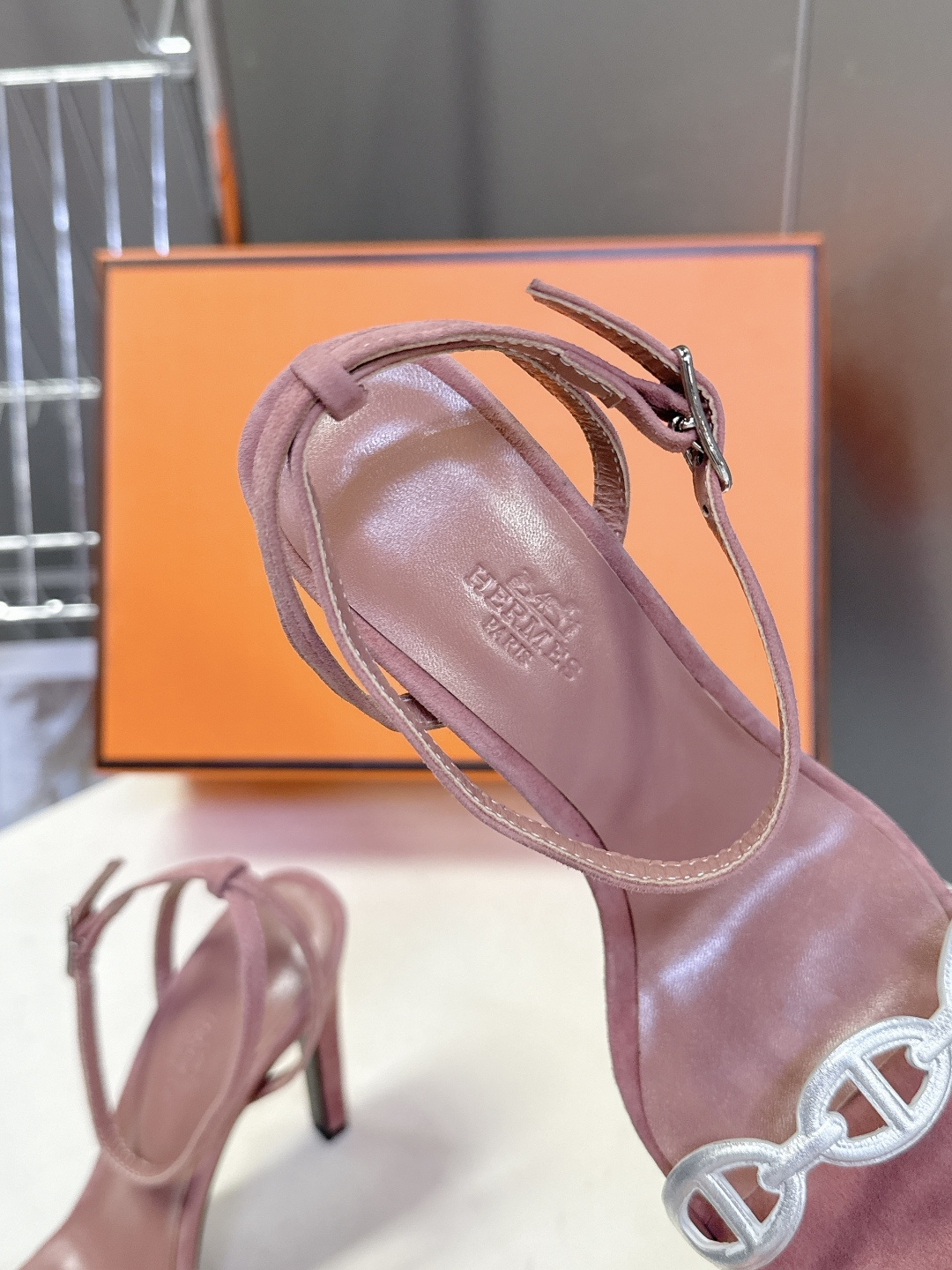 Hermes爱马仕2026春夏最新款猪鼻子高跟鞋 柜柜超难配货 经典的方头版型 搭配极具辨识度logo 