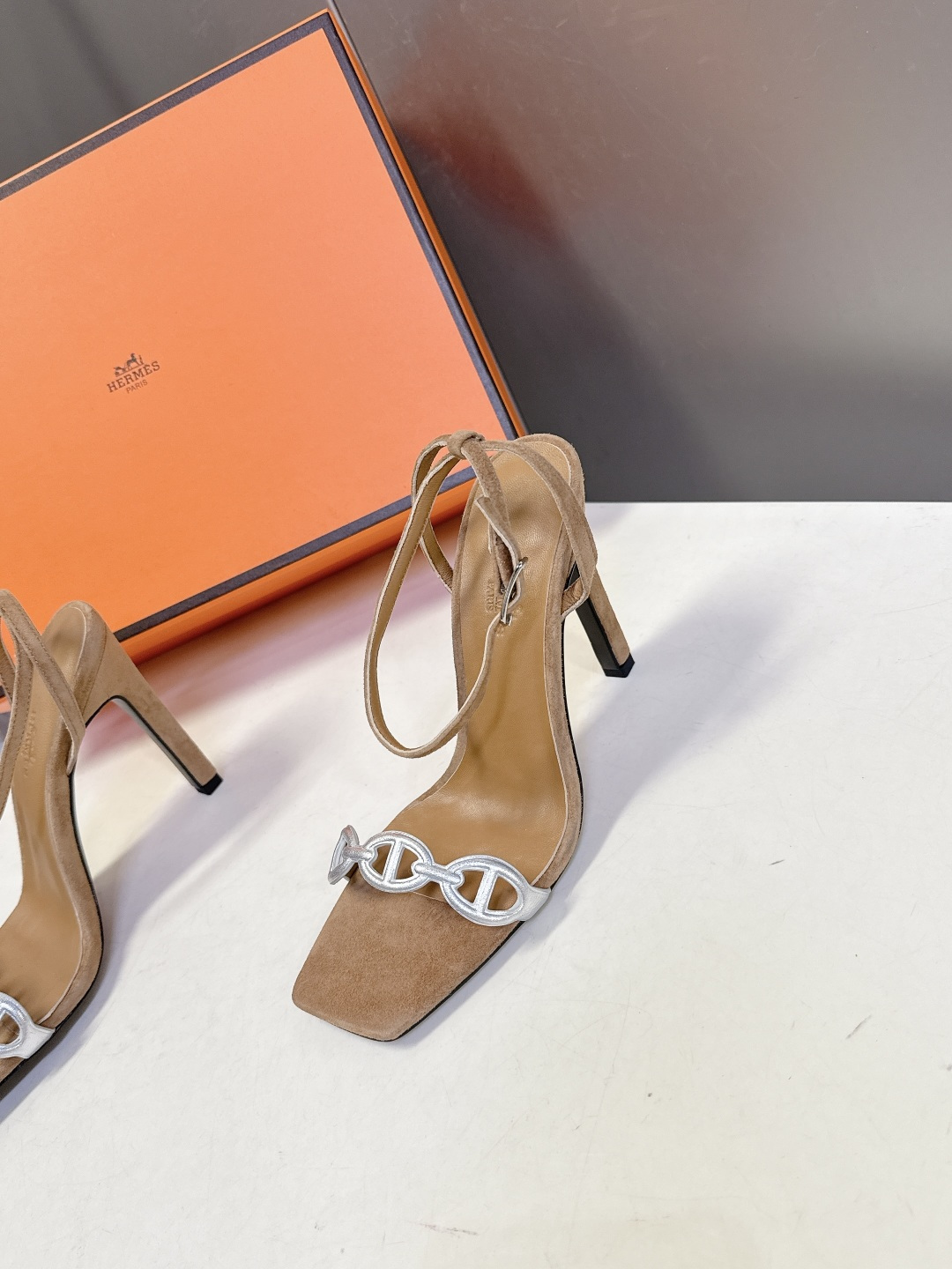 Hermes爱马仕2026春夏最新款猪鼻子高跟鞋 柜柜超难配货 经典的方头版型 搭配极具辨识度logo 