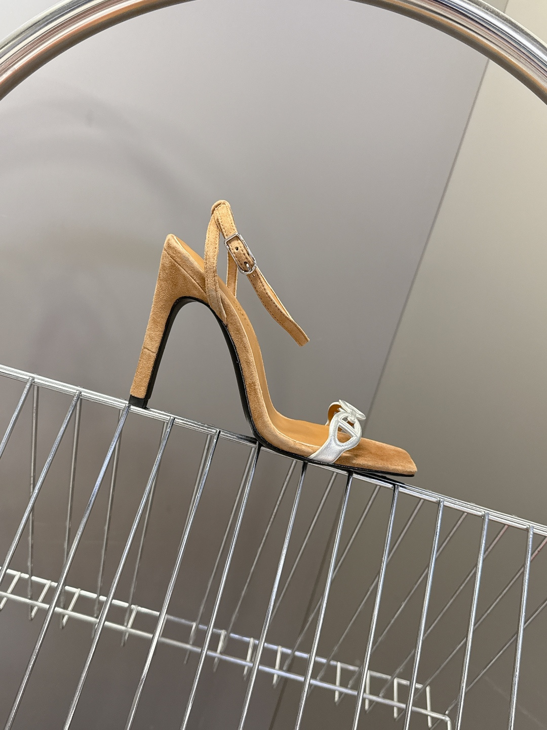 Hermes爱马仕2026春夏最新款猪鼻子高跟鞋 柜柜超难配货 经典的方头版型 搭配极具辨识度logo 