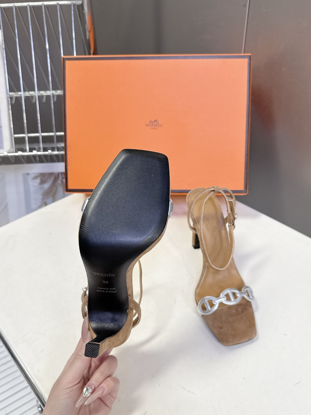 Hermes爱马仕2026春夏最新款猪鼻子高跟鞋 柜柜超难配货 经典的方头版型 搭配极具辨识度logo 