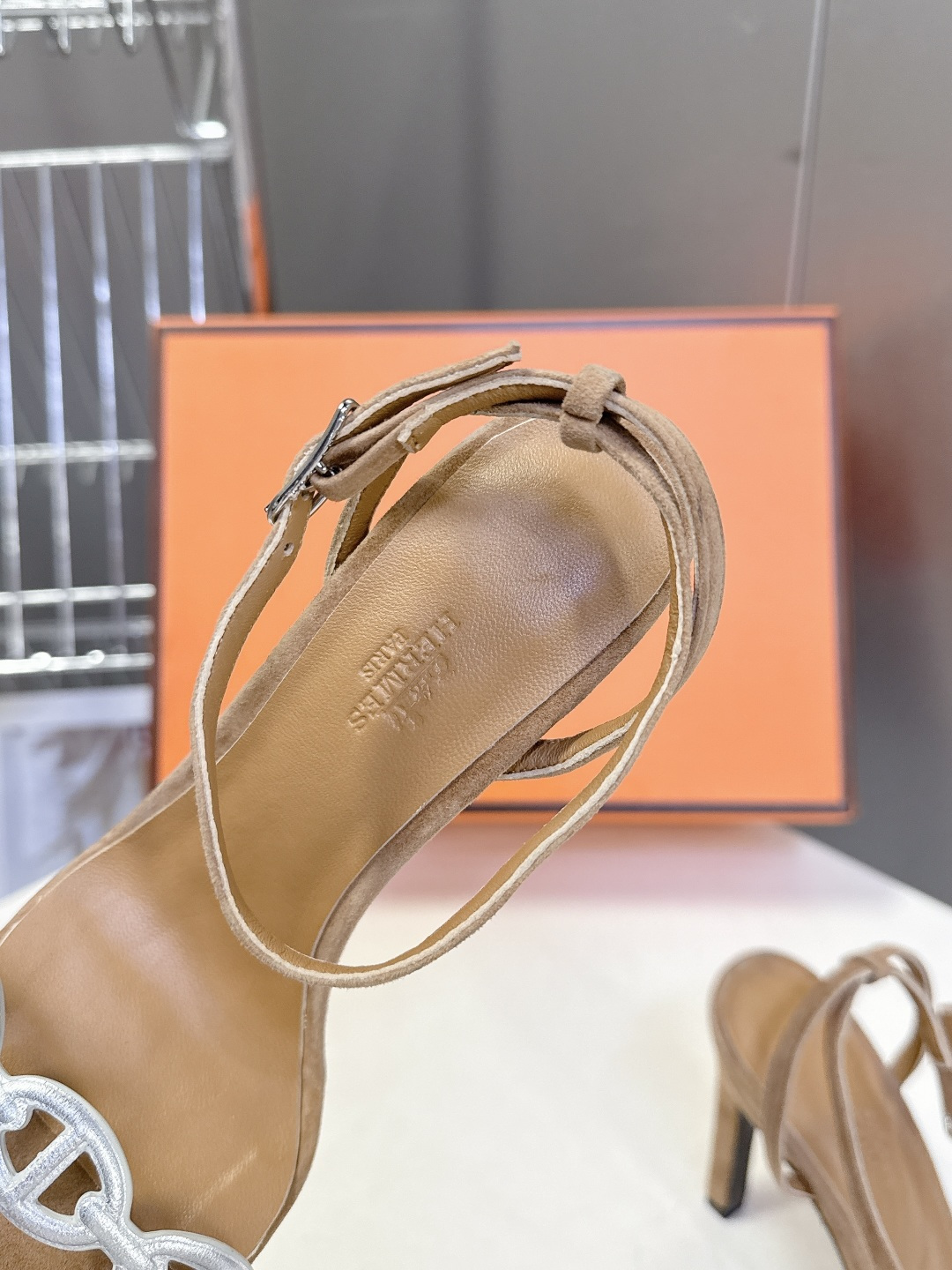 Hermes爱马仕2026春夏最新款猪鼻子高跟鞋 柜柜超难配货 经典的方头版型 搭配极具辨识度logo 