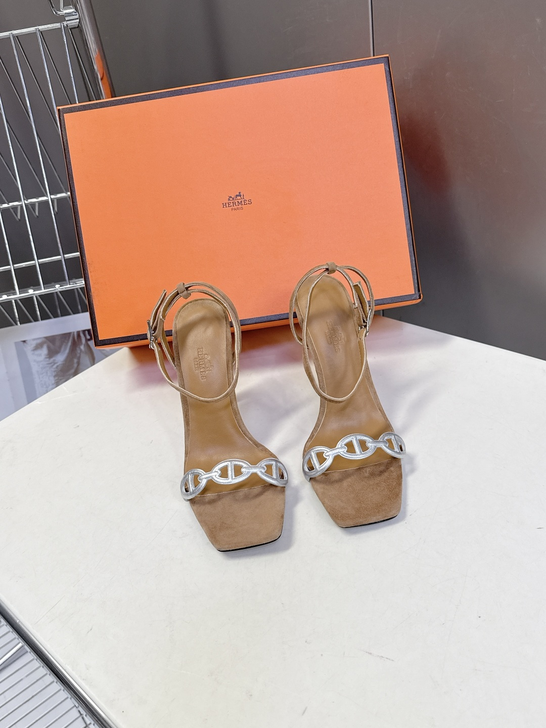 Hermes爱马仕2026春夏最新款猪鼻子高跟鞋 柜柜超难配货 经典的方头版型 搭配极具辨识度logo 