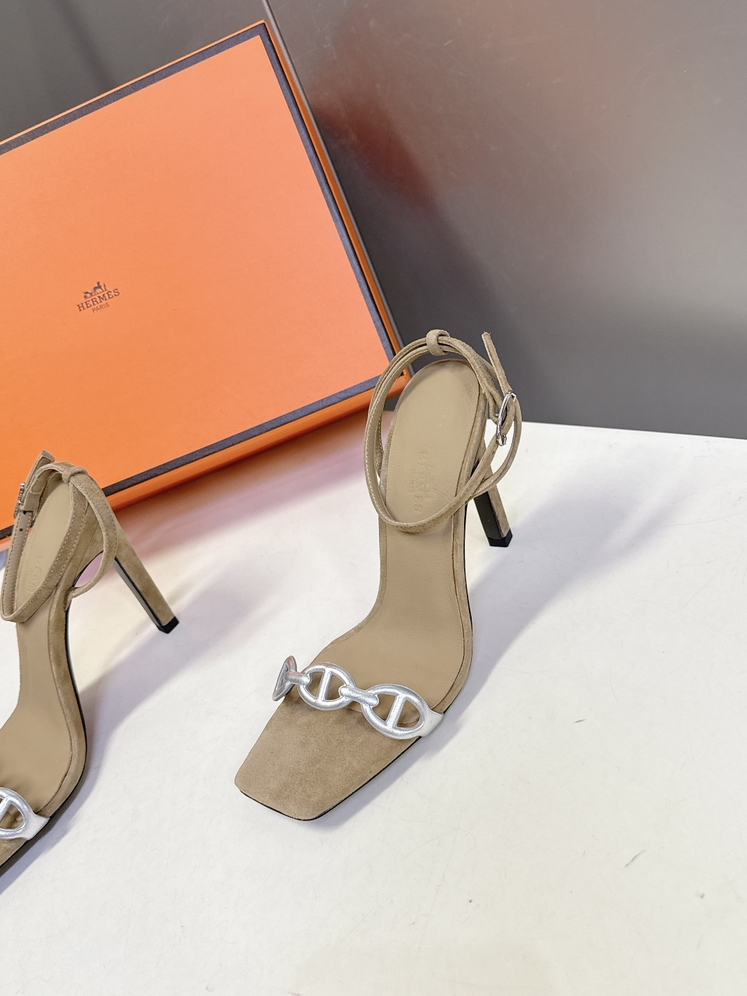 Hermes爱马仕2026春夏最新款猪鼻子高跟鞋 柜柜超难配货 经典的方头版型 搭配极具辨识度logo 