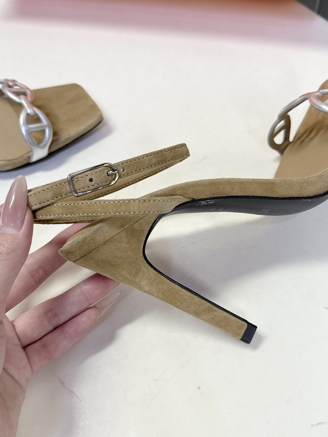 Hermes爱马仕2026春夏最新款猪鼻子高跟鞋 柜柜超难配货 经典的方头版型 搭配极具辨识度logo 