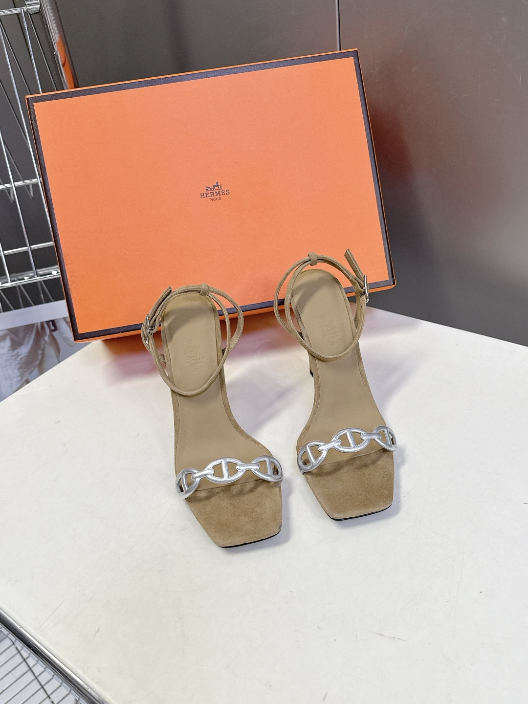 Hermes爱马仕2026春夏最新款猪鼻子高跟鞋 柜柜超难配货 经典的方头版型 搭配极具辨识度logo 