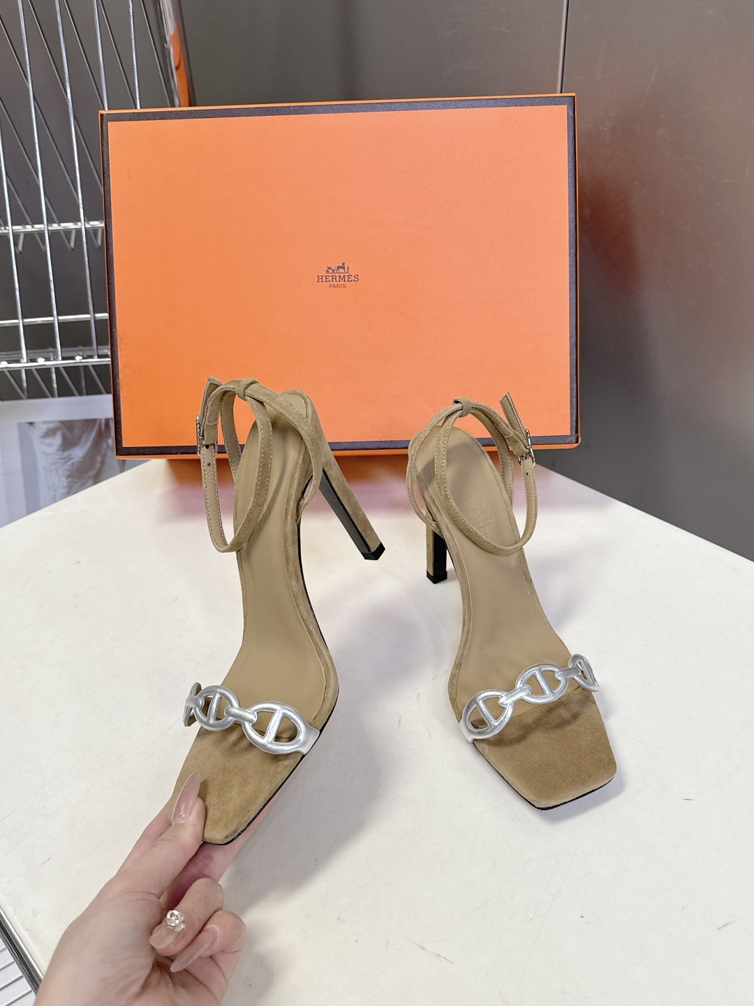 Hermes爱马仕2026春夏最新款猪鼻子高跟鞋 柜柜超难配货 经典的方头版型 搭配极具辨识度logo 