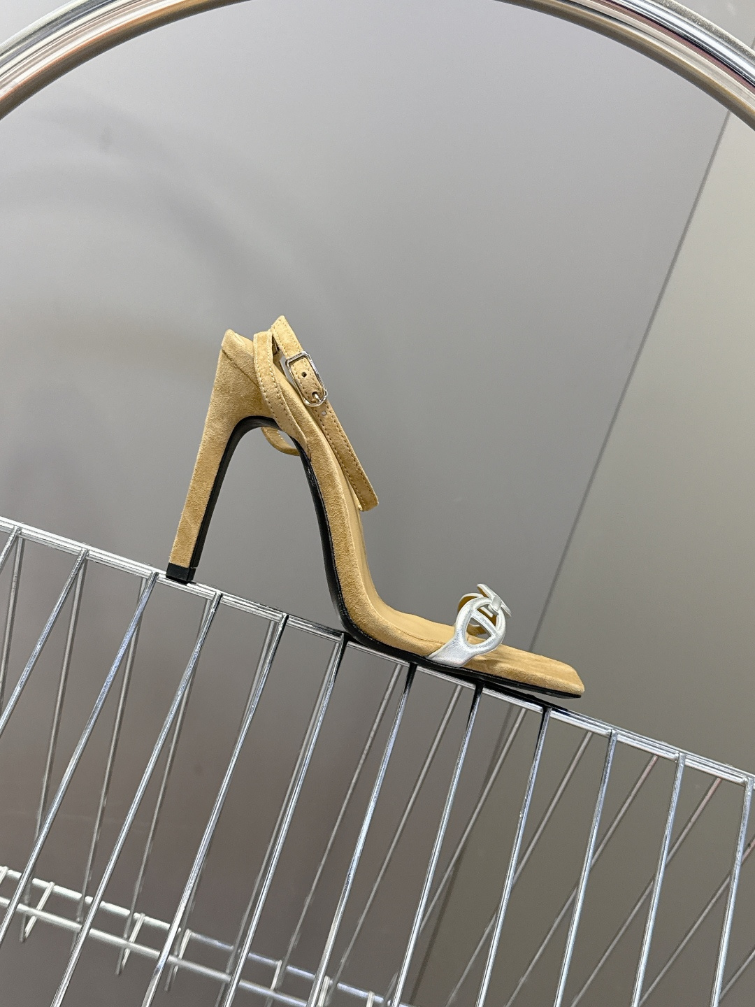 Hermes爱马仕2026春夏最新款猪鼻子高跟鞋 柜柜超难配货 经典的方头版型 搭配极具辨识度logo 