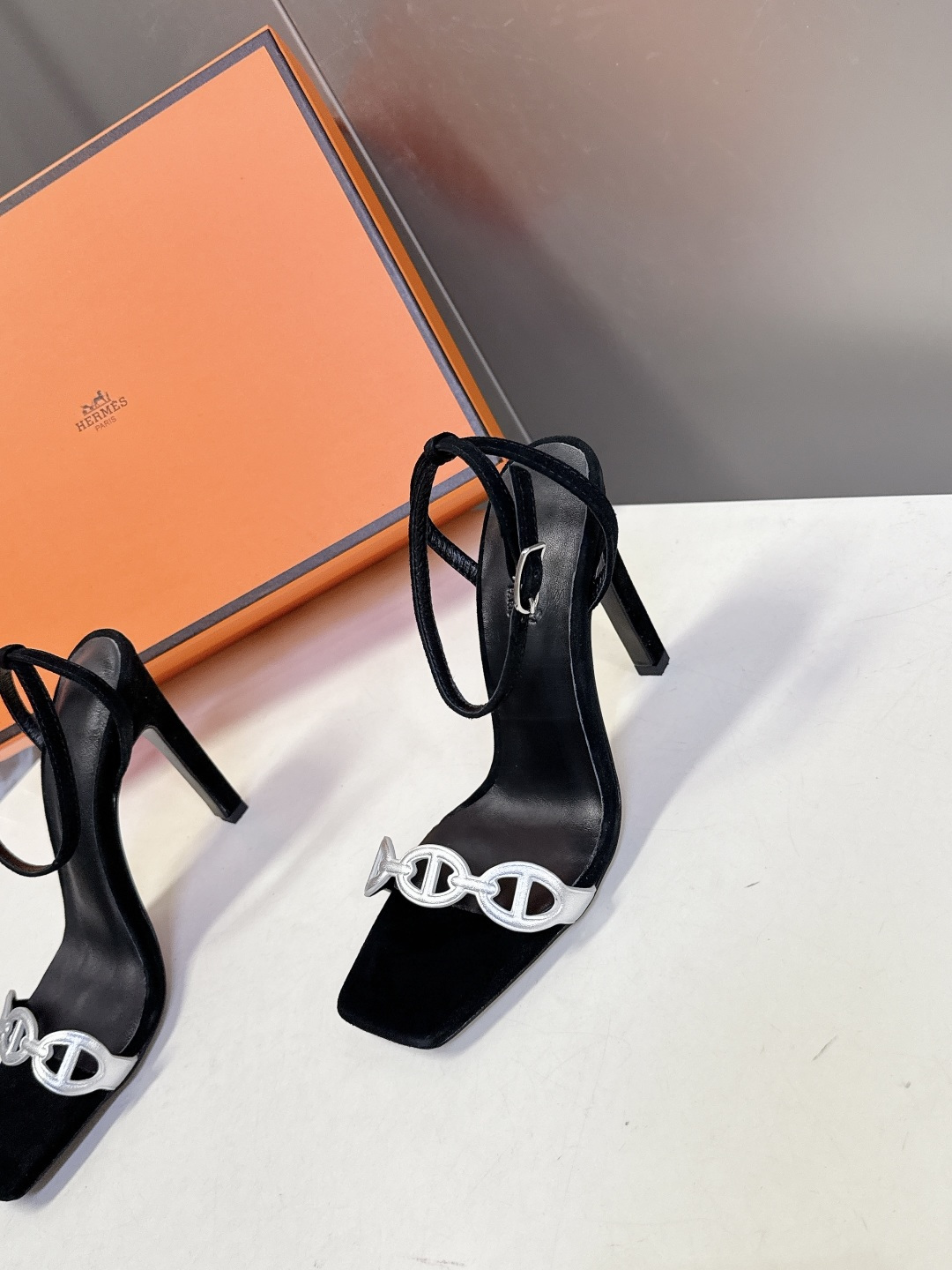 Hermes爱马仕2026春夏最新款猪鼻子高跟鞋 柜柜超难配货 经典的方头版型 搭配极具辨识度logo 