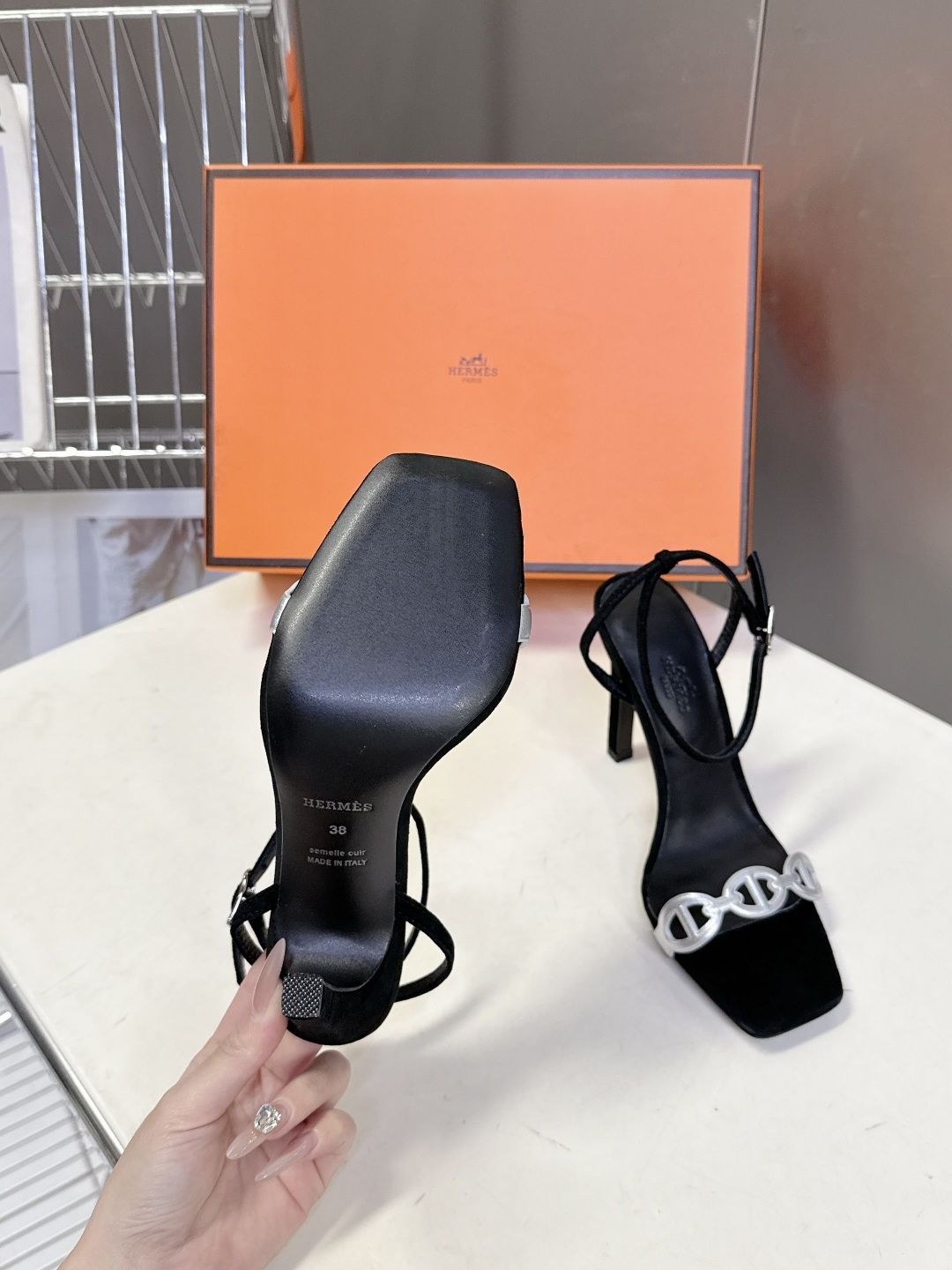 Hermes爱马仕2026春夏最新款猪鼻子高跟鞋 柜柜超难配货 经典的方头版型 搭配极具辨识度logo 