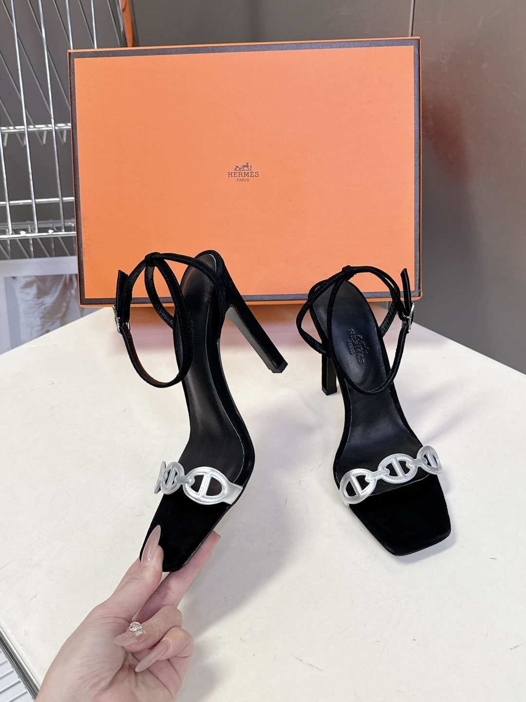 Hermes爱马仕2026春夏最新款猪鼻子高跟鞋 柜柜超难配货 经典的方头版型 搭配极具辨识度logo 