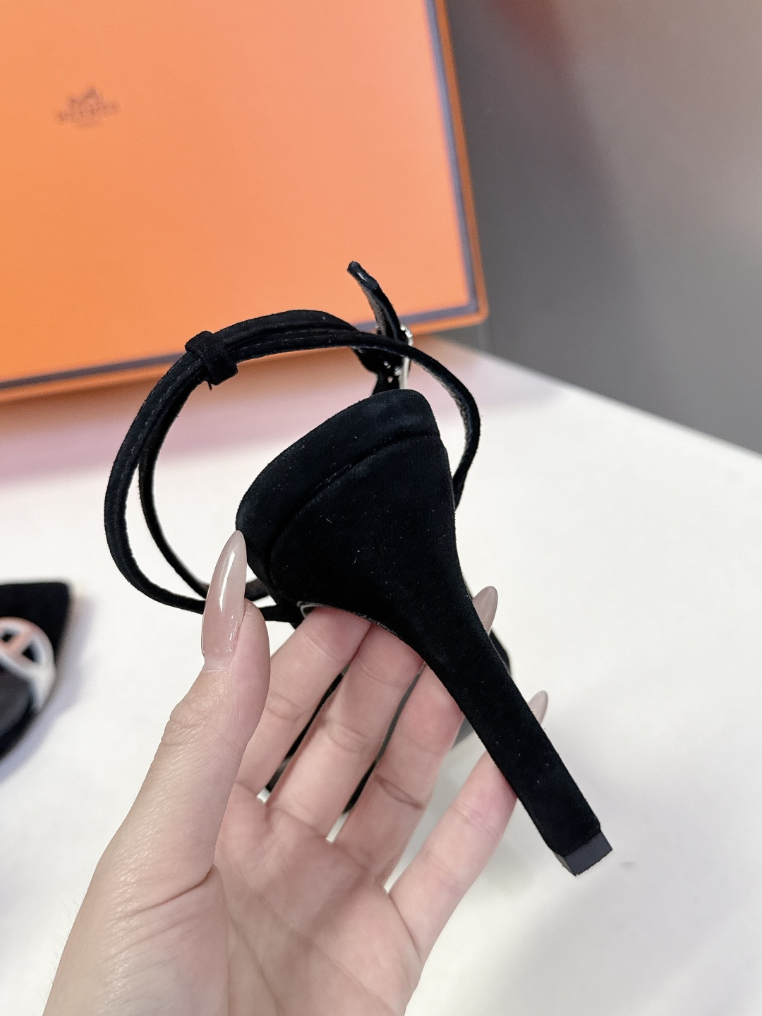 Hermes爱马仕2026春夏最新款猪鼻子高跟鞋 柜柜超难配货 经典的方头版型 搭配极具辨识度logo 