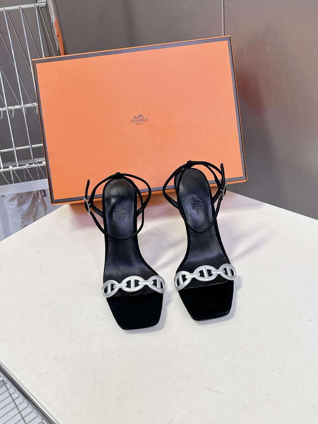 Hermes爱马仕2026春夏最新款猪鼻子高跟鞋 柜柜超难配货 经典的方头版型 搭配极具辨识度logo 