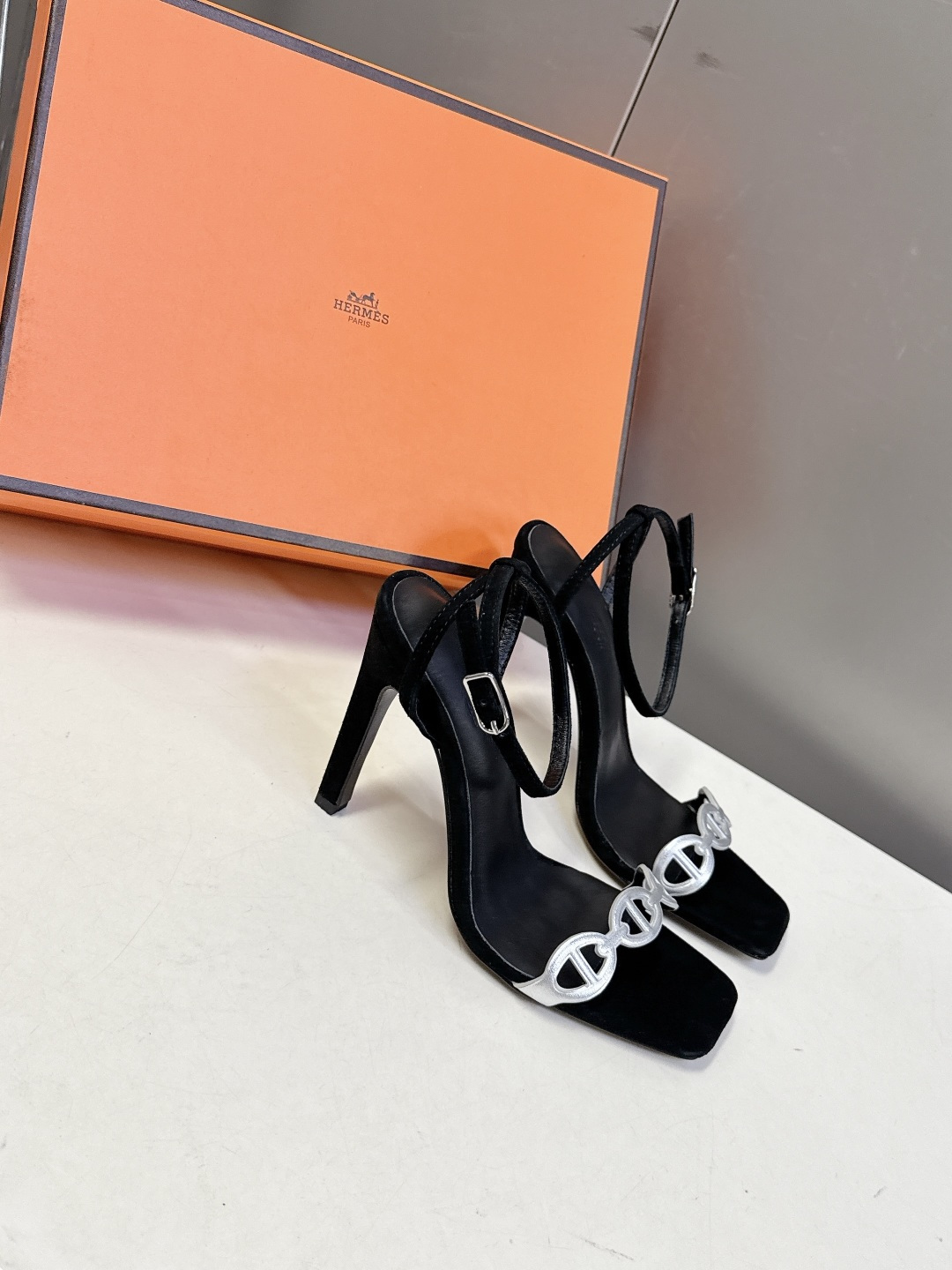 Hermes爱马仕2026春夏最新款猪鼻子高跟鞋 柜柜超难配货 经典的方头版型 搭配极具辨识度logo 