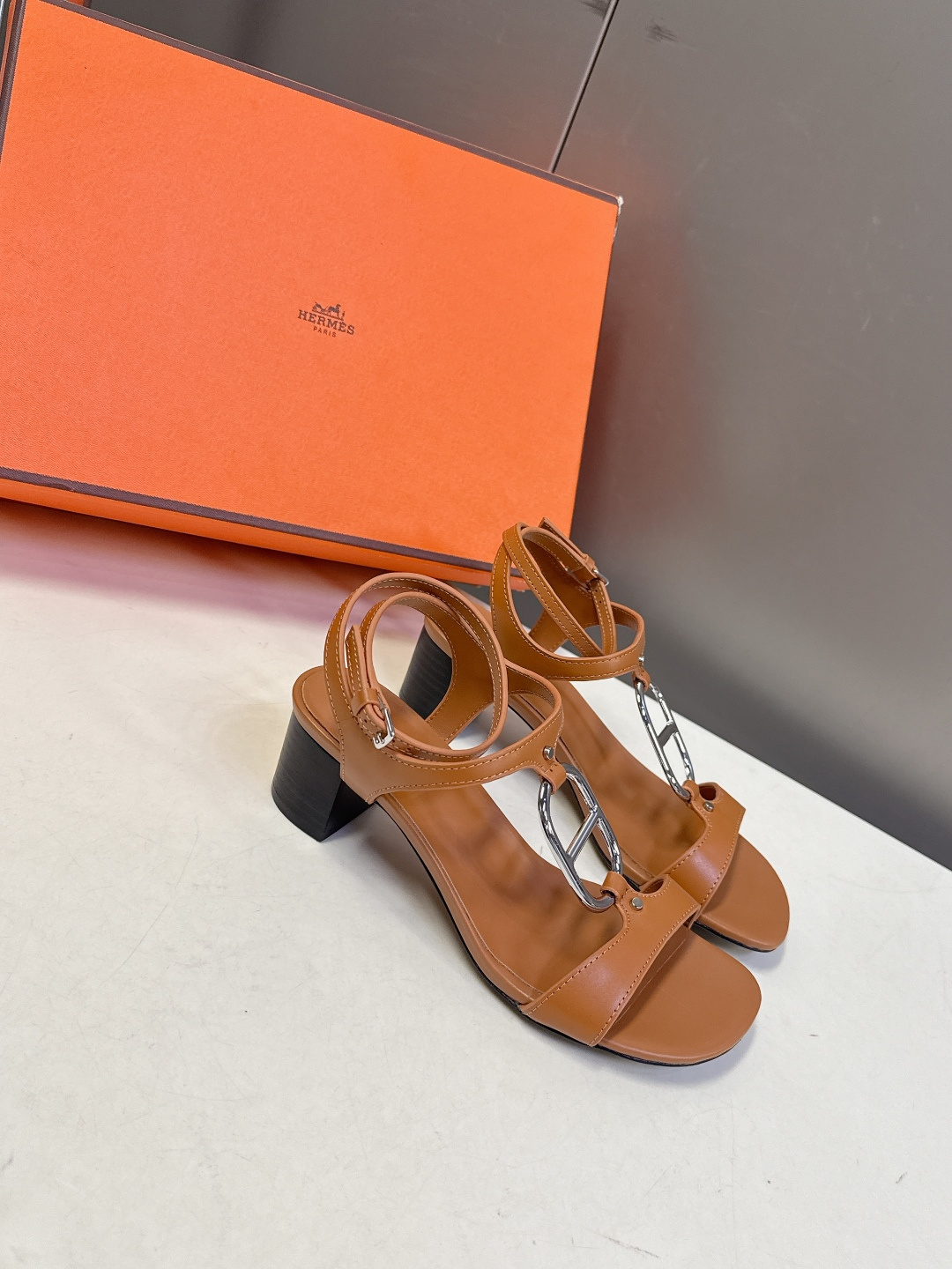 Hermes爱马仕2026春夏最新款H拖凉鞋 柜柜超难配货 经典的方头版型 搭配极具辨识度H形状五金扣 