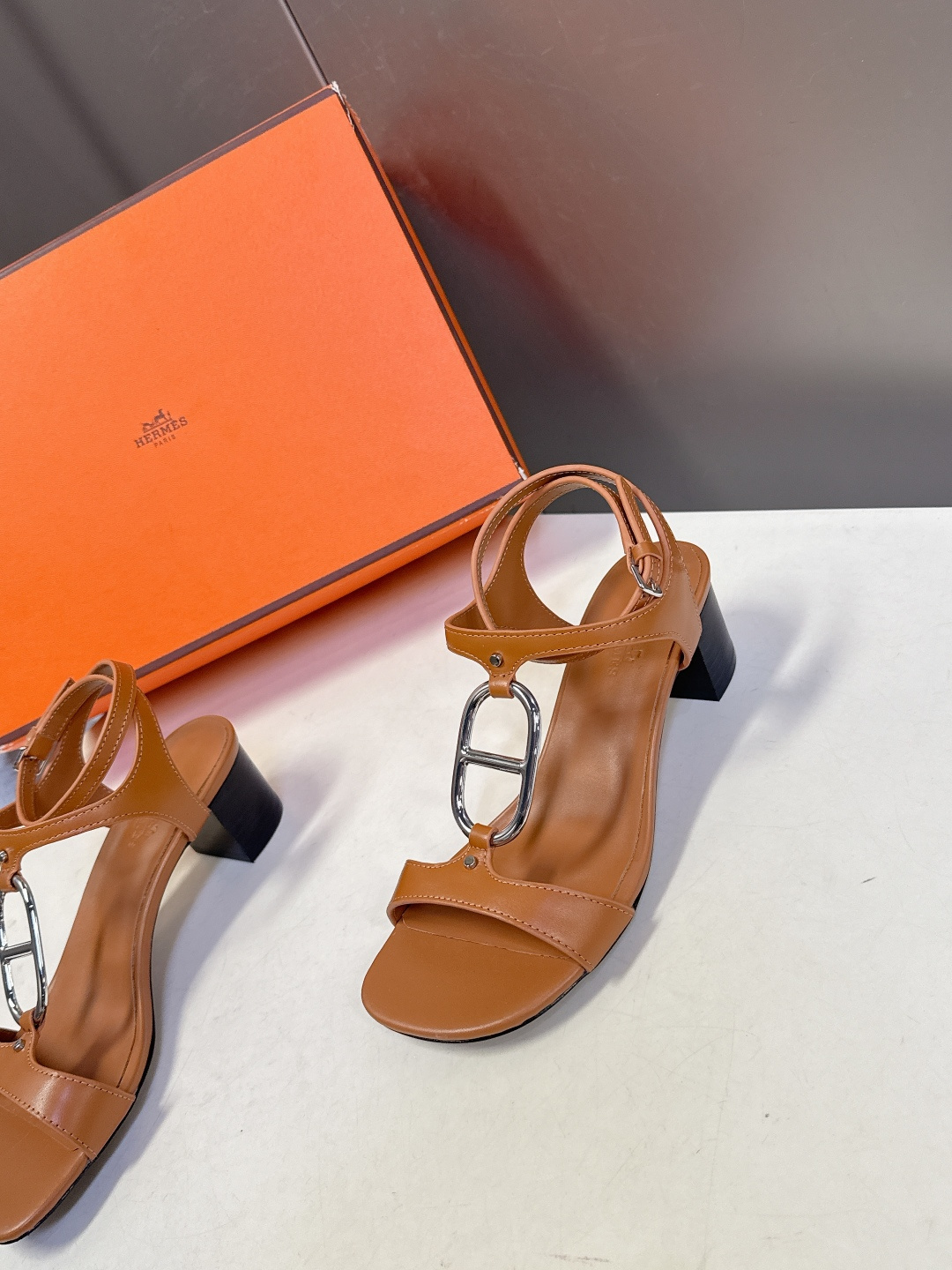 Hermes爱马仕2026春夏最新款H拖凉鞋 柜柜超难配货 经典的方头版型 搭配极具辨识度H形状五金扣 