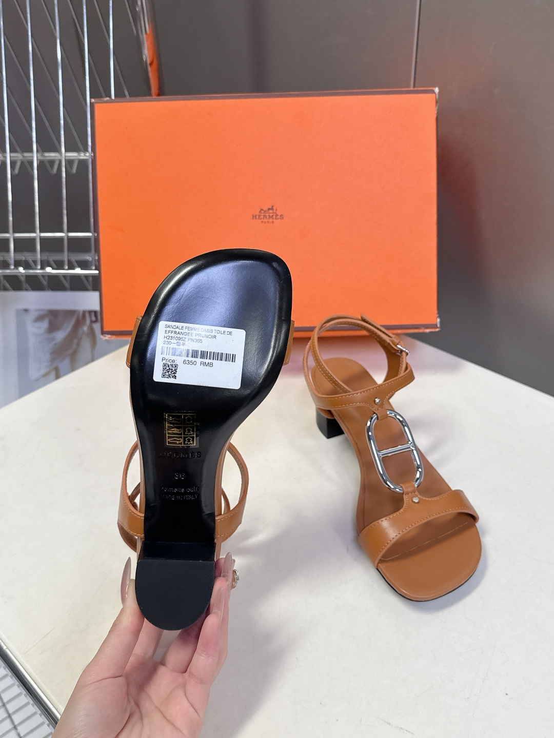 Hermes爱马仕2026春夏最新款H拖凉鞋 柜柜超难配货 经典的方头版型 搭配极具辨识度H形状五金扣 