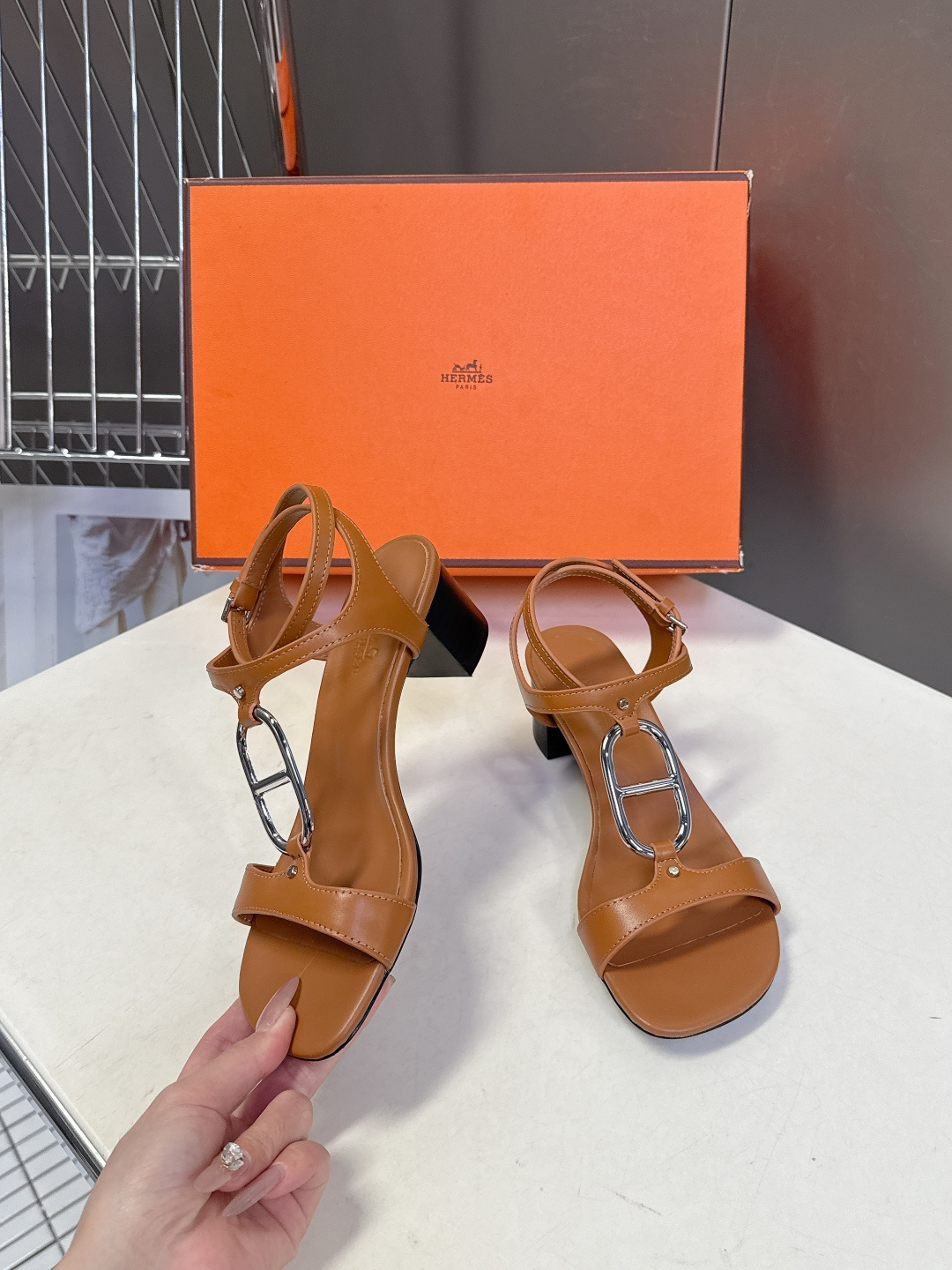 Hermes爱马仕2026春夏最新款H拖凉鞋 柜柜超难配货 经典的方头版型 搭配极具辨识度H形状五金扣 