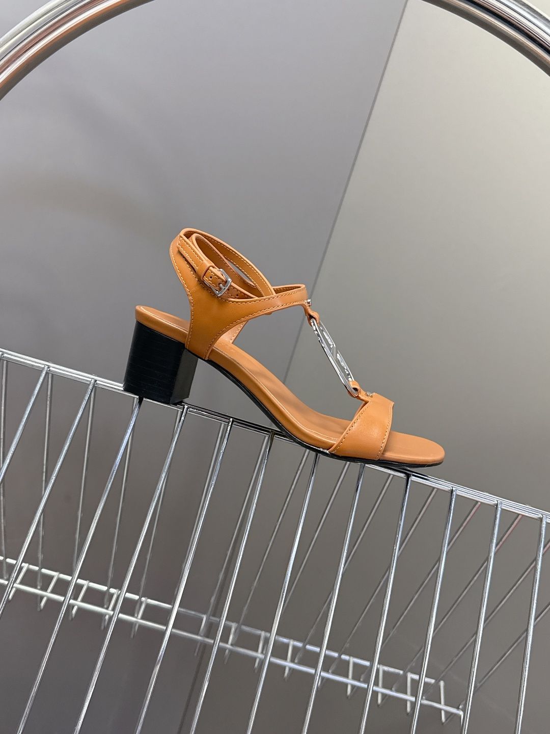 Hermes爱马仕2026春夏最新款H拖凉鞋 柜柜超难配货 经典的方头版型 搭配极具辨识度H形状五金扣 