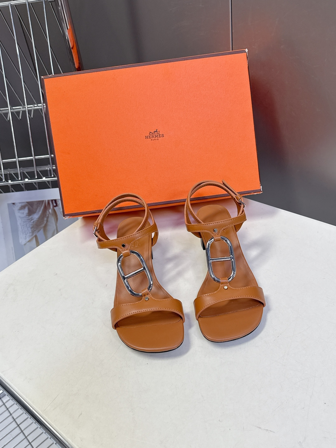 Hermes爱马仕2026春夏最新款H拖凉鞋 柜柜超难配货 经典的方头版型 搭配极具辨识度H形状五金扣 