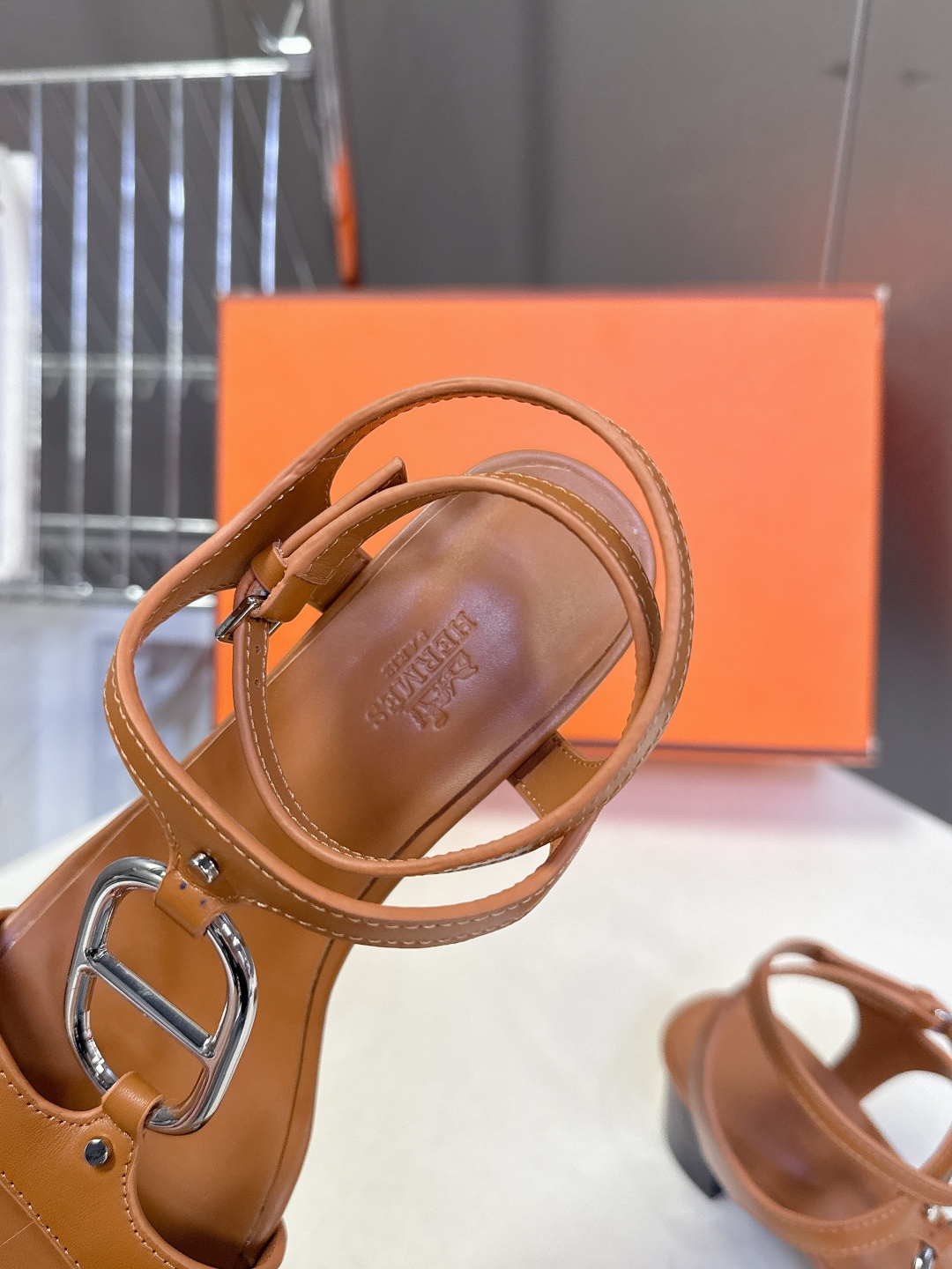 Hermes爱马仕2026春夏最新款H拖凉鞋 柜柜超难配货 经典的方头版型 搭配极具辨识度H形状五金扣 