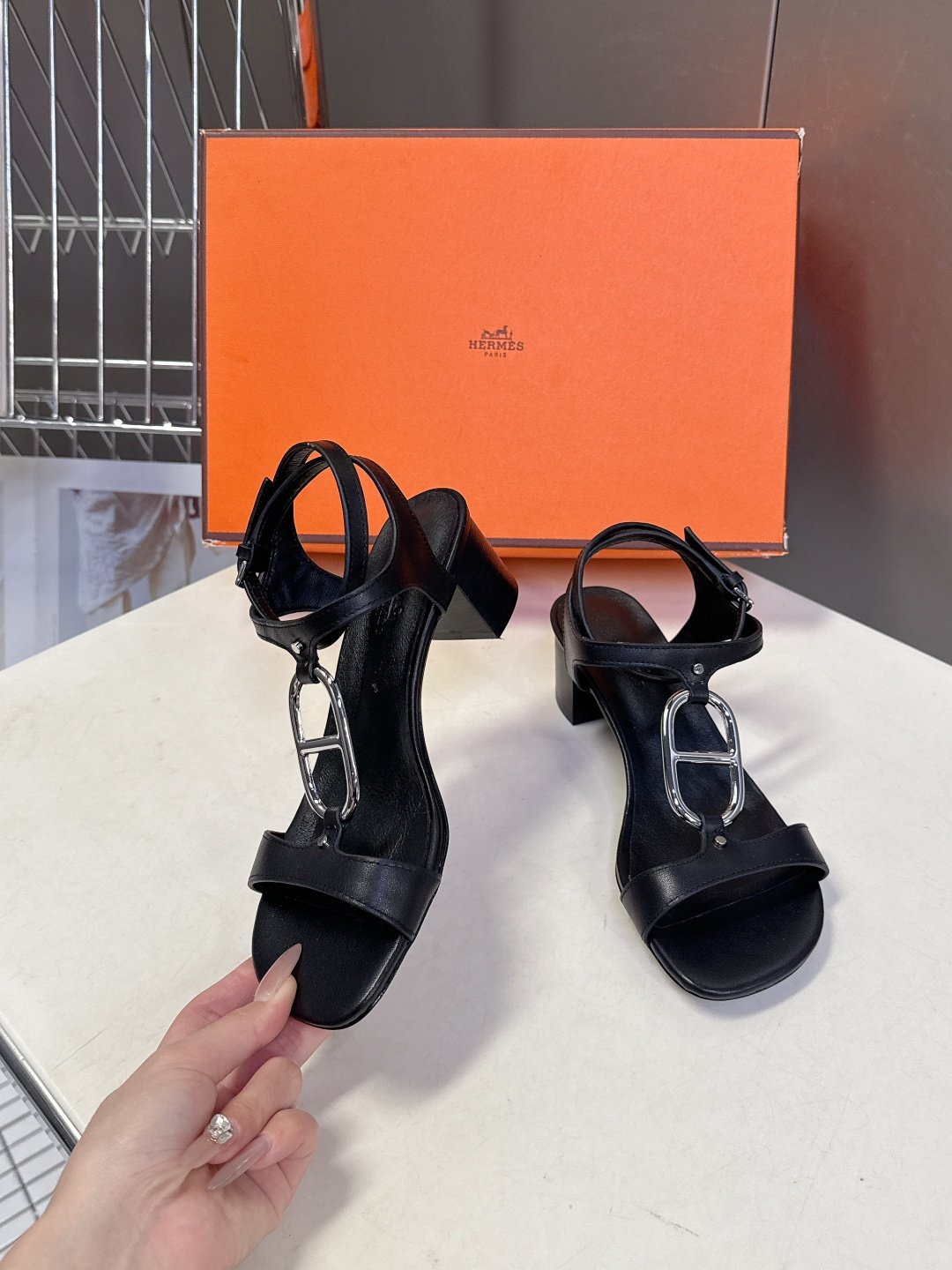 Hermes爱马仕2026春夏最新款H拖凉鞋 柜柜超难配货 经典的方头版型 搭配极具辨识度H形状五金扣 