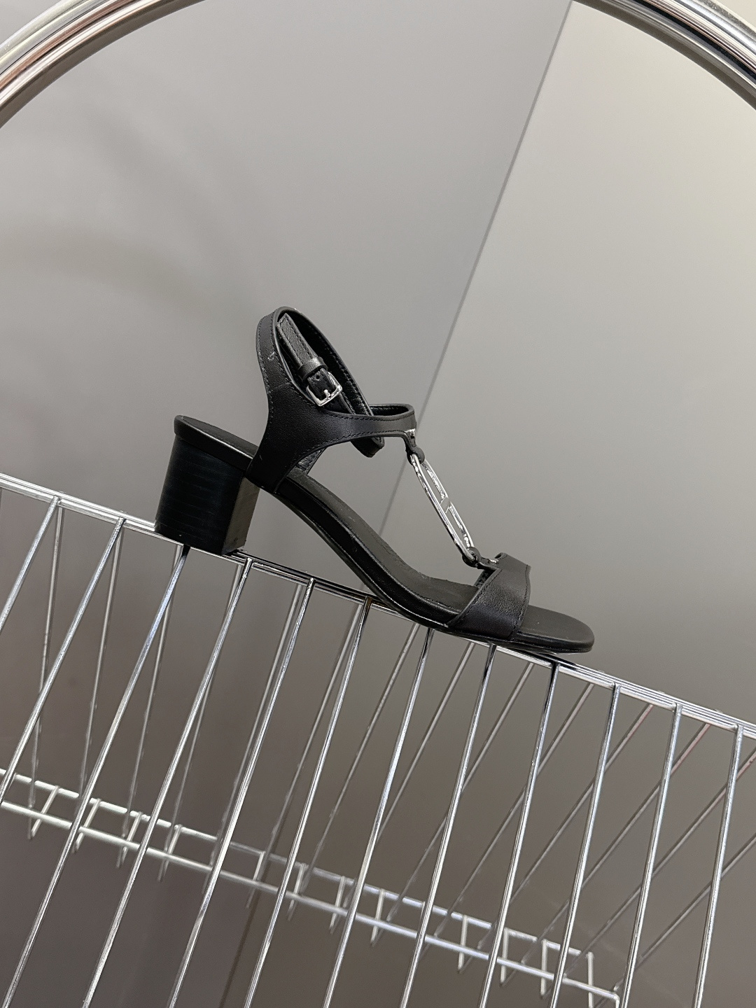 Hermes爱马仕2026春夏最新款H拖凉鞋 柜柜超难配货 经典的方头版型 搭配极具辨识度H形状五金扣 