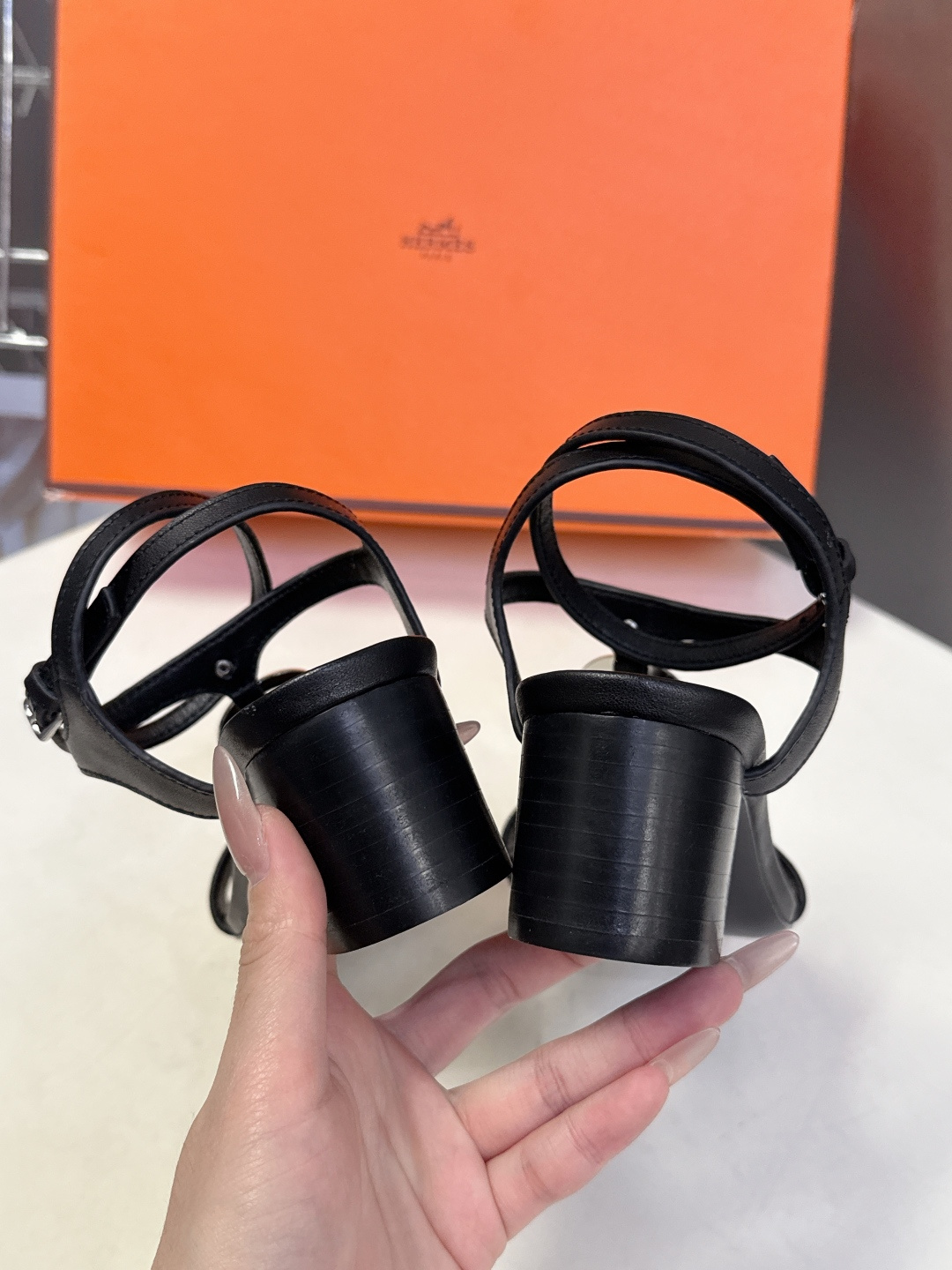 Hermes爱马仕2026春夏最新款H拖凉鞋 柜柜超难配货 经典的方头版型 搭配极具辨识度H形状五金扣 