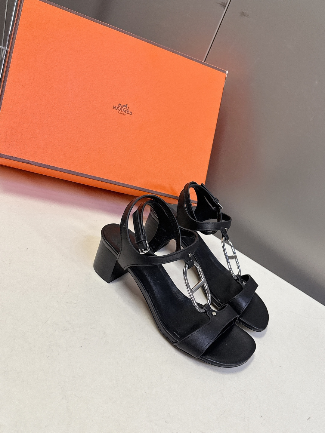 Hermes爱马仕2026春夏最新款H拖凉鞋 柜柜超难配货 经典的方头版型 搭配极具辨识度H形状五金扣 