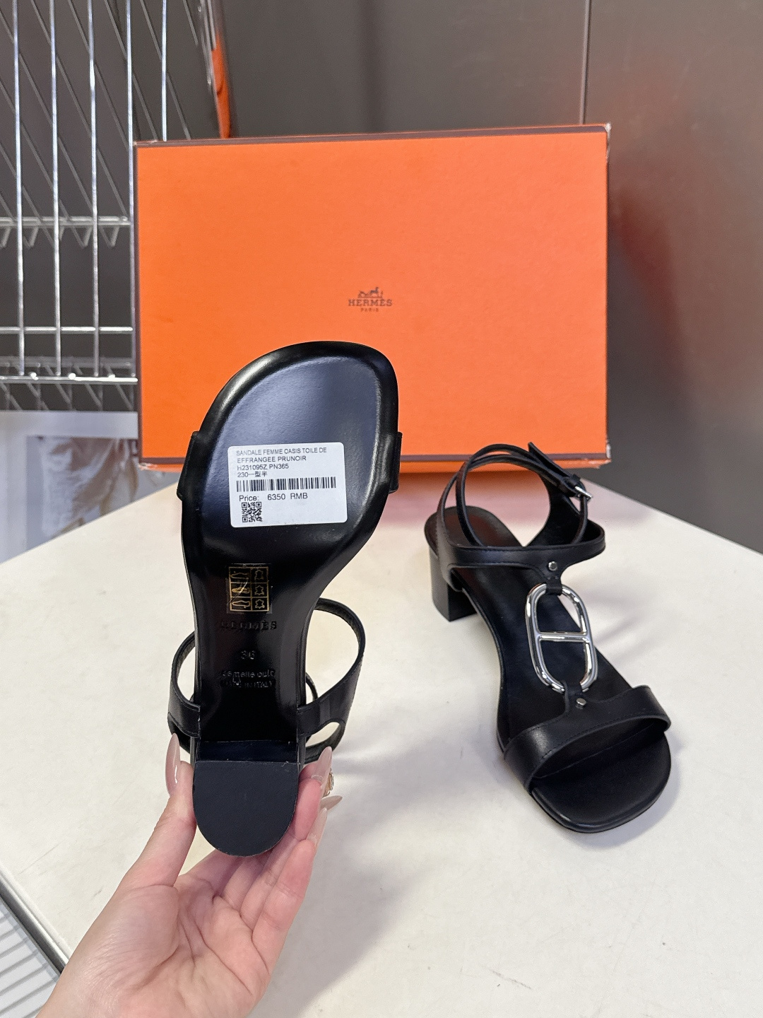 Hermes爱马仕2026春夏最新款H拖凉鞋 柜柜超难配货 经典的方头版型 搭配极具辨识度H形状五金扣 