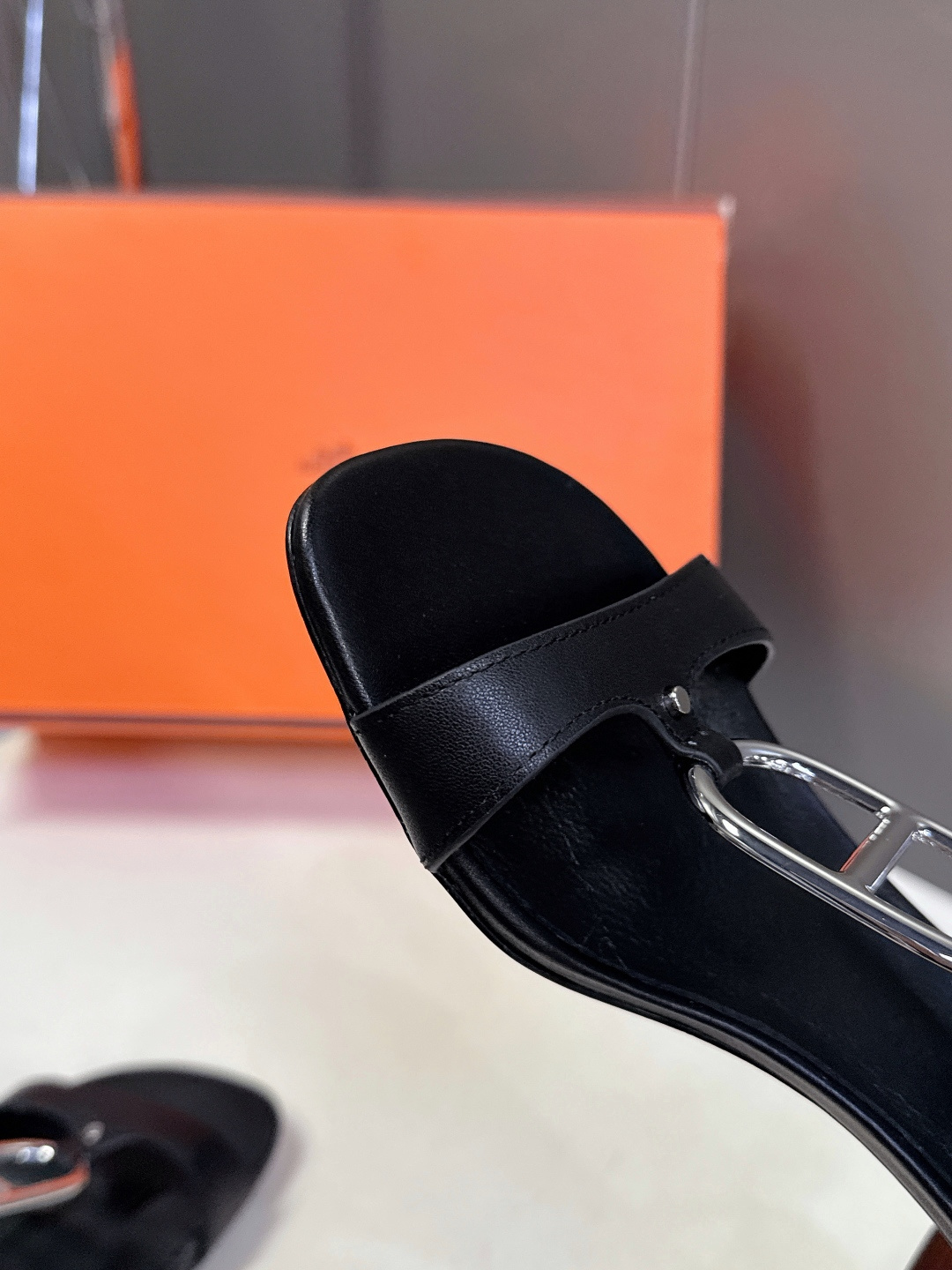 Hermes爱马仕2026春夏最新款H拖凉鞋 柜柜超难配货 经典的方头版型 搭配极具辨识度H形状五金扣 