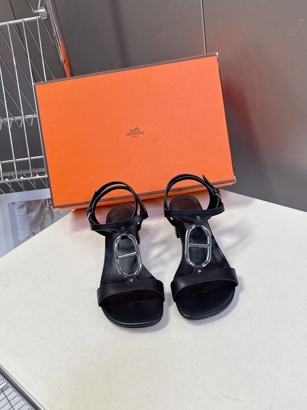 Hermes爱马仕2026春夏最新款H拖凉鞋 柜柜超难配货 经典的方头版型 搭配极具辨识度H形状五金扣 