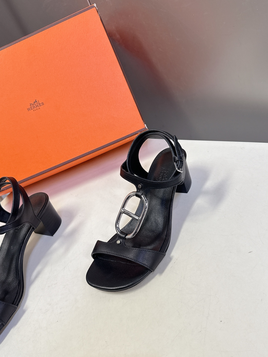 Hermes爱马仕2026春夏最新款H拖凉鞋 柜柜超难配货 经典的方头版型 搭配极具辨识度H形状五金扣 