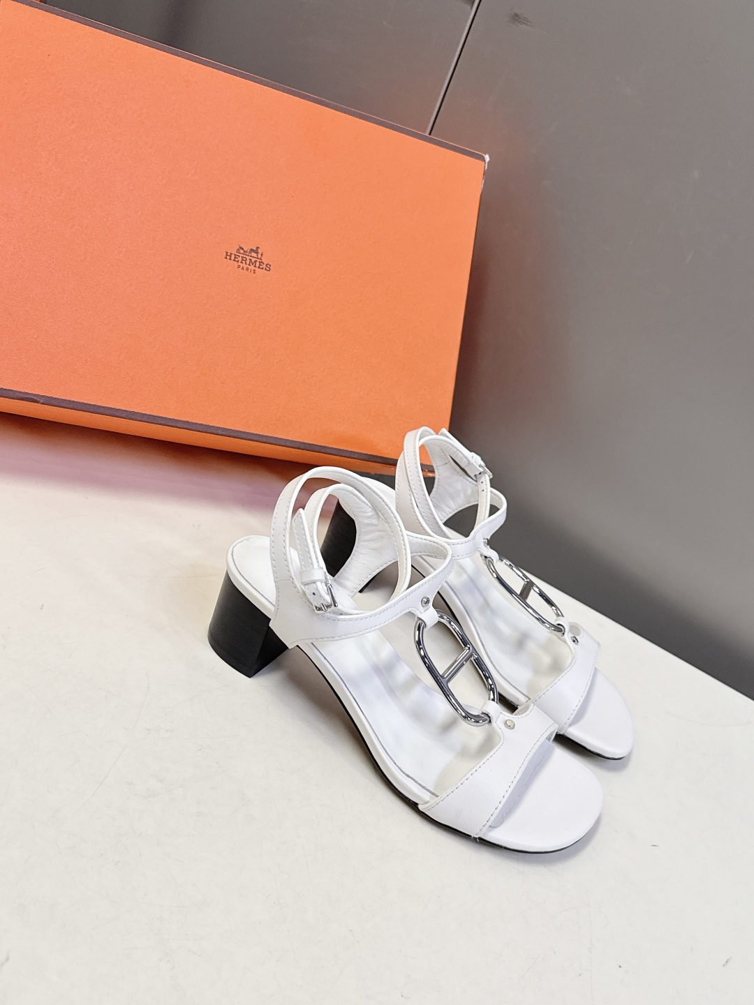 Hermes爱马仕2026春夏最新款H拖凉鞋 柜柜超难配货 经典的方头版型 搭配极具辨识度H形状五金扣 