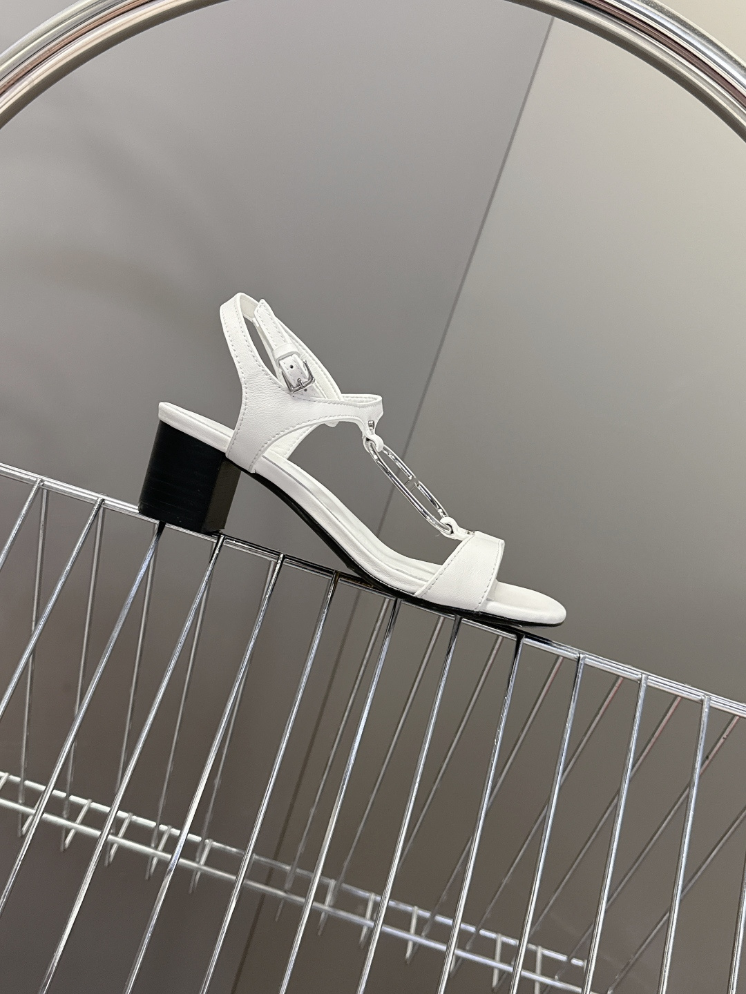 Hermes爱马仕2026春夏最新款H拖凉鞋 柜柜超难配货 经典的方头版型 搭配极具辨识度H形状五金扣 