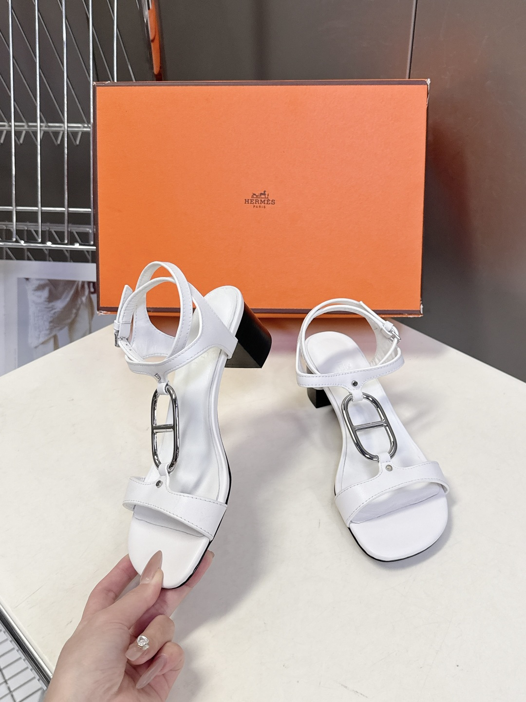 Hermes爱马仕2026春夏最新款H拖凉鞋 柜柜超难配货 经典的方头版型 搭配极具辨识度H形状五金扣 