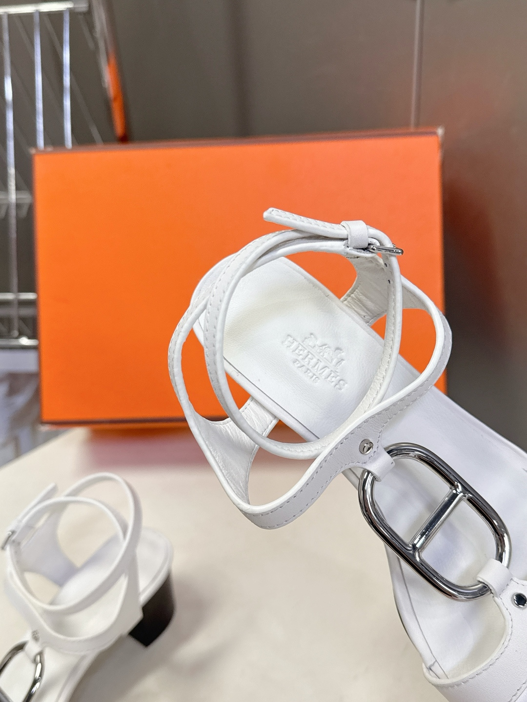 Hermes爱马仕2026春夏最新款H拖凉鞋 柜柜超难配货 经典的方头版型 搭配极具辨识度H形状五金扣 