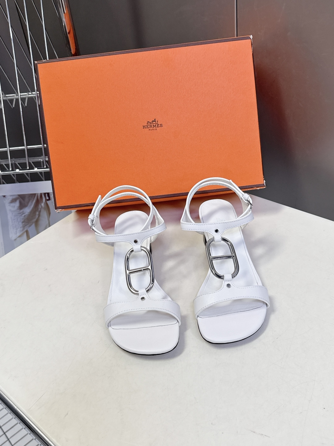 Hermes爱马仕2026春夏最新款H拖凉鞋 柜柜超难配货 经典的方头版型 搭配极具辨识度H形状五金扣 